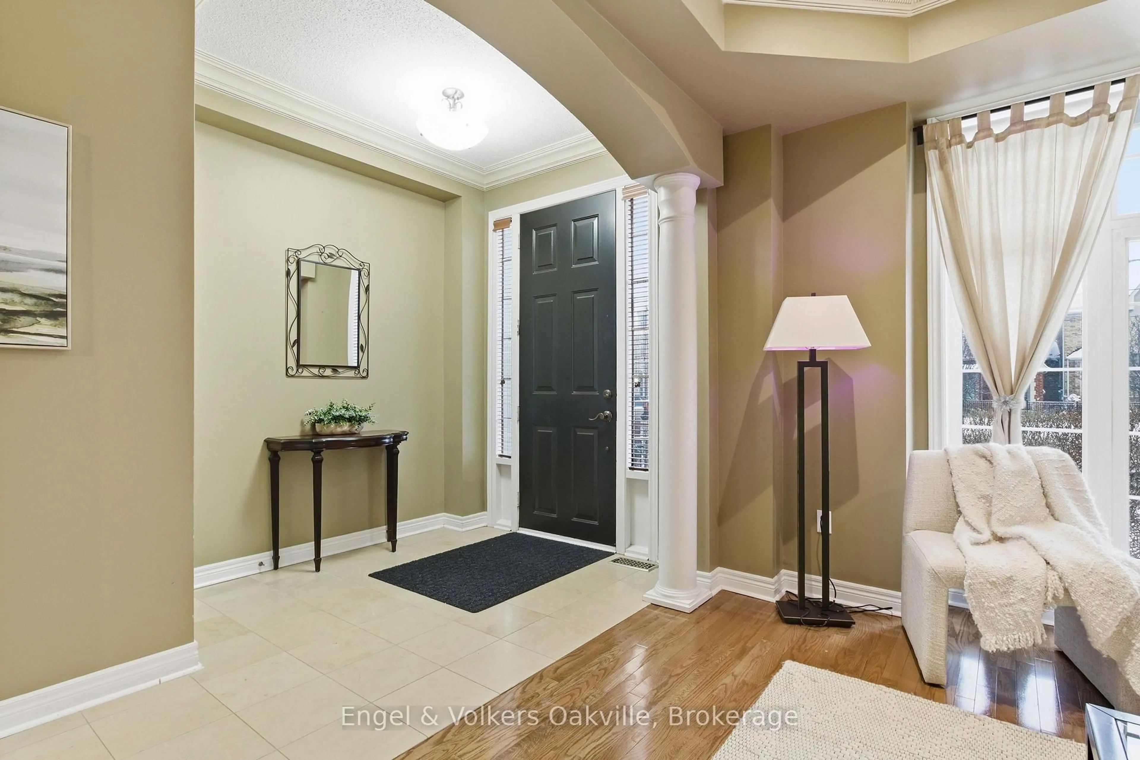 Indoor entryway for 3340 Eglinton Ave, Mississauga Ontario L5M 7K8