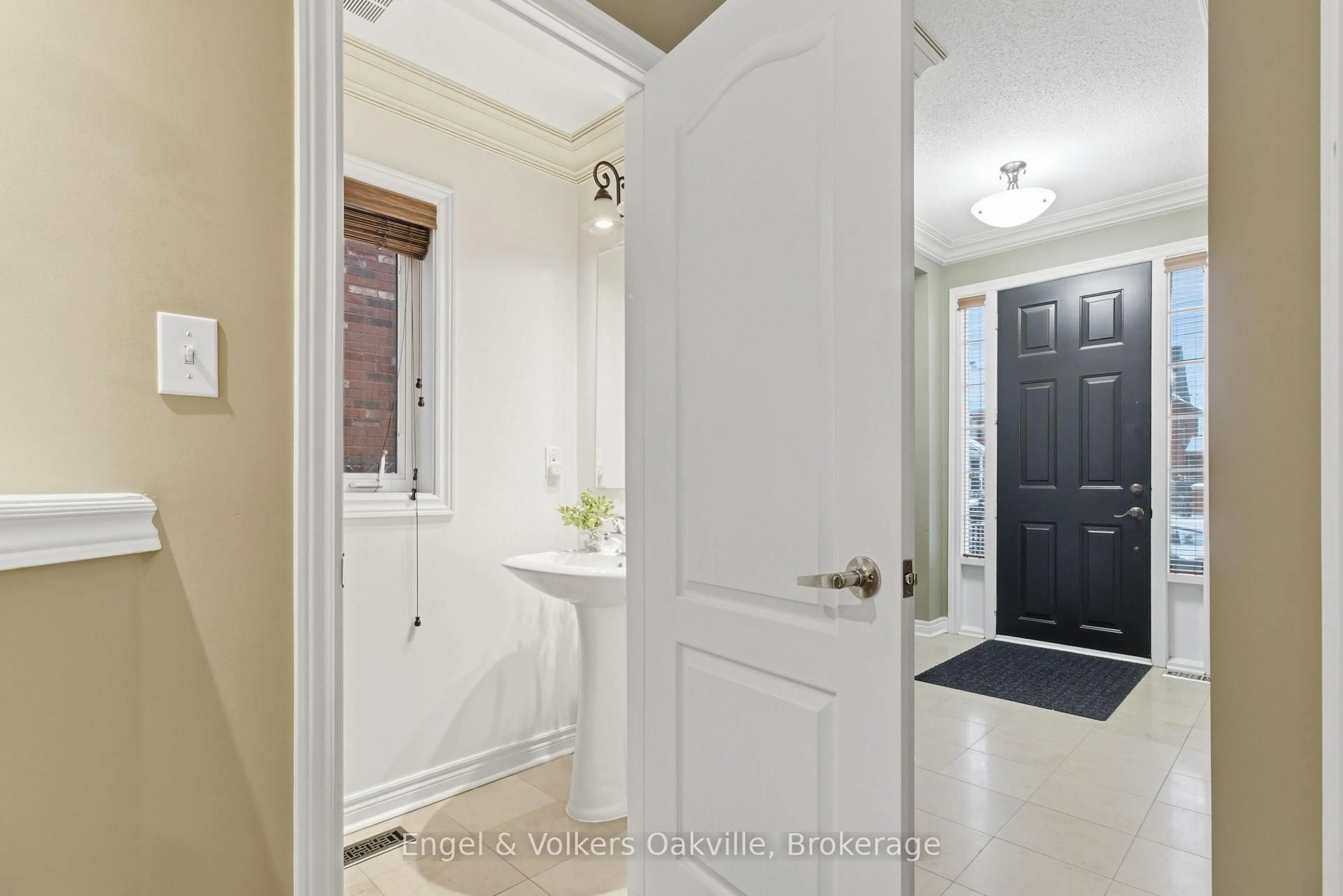 Indoor entryway for 3340 Eglinton Ave, Mississauga Ontario L5M 7K8