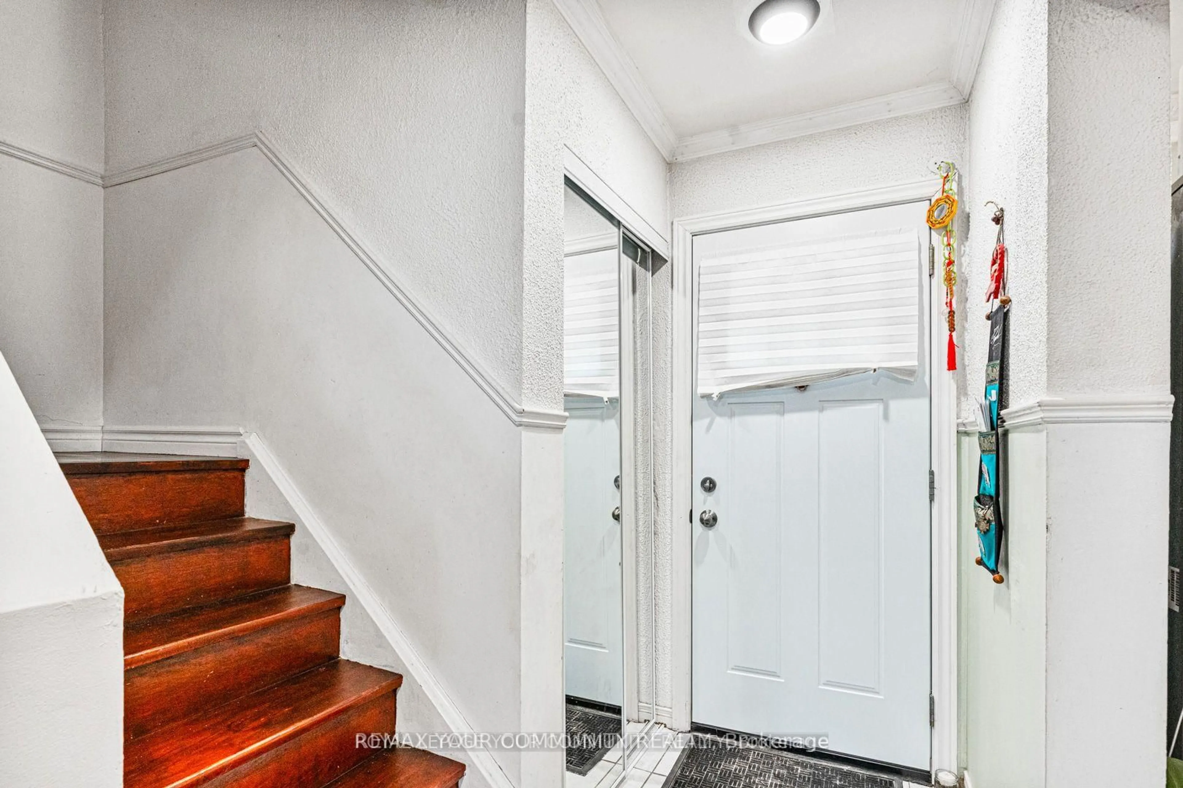 Indoor entryway for 336 Fleetwood Cres, Brampton Ontario L6T 2E5