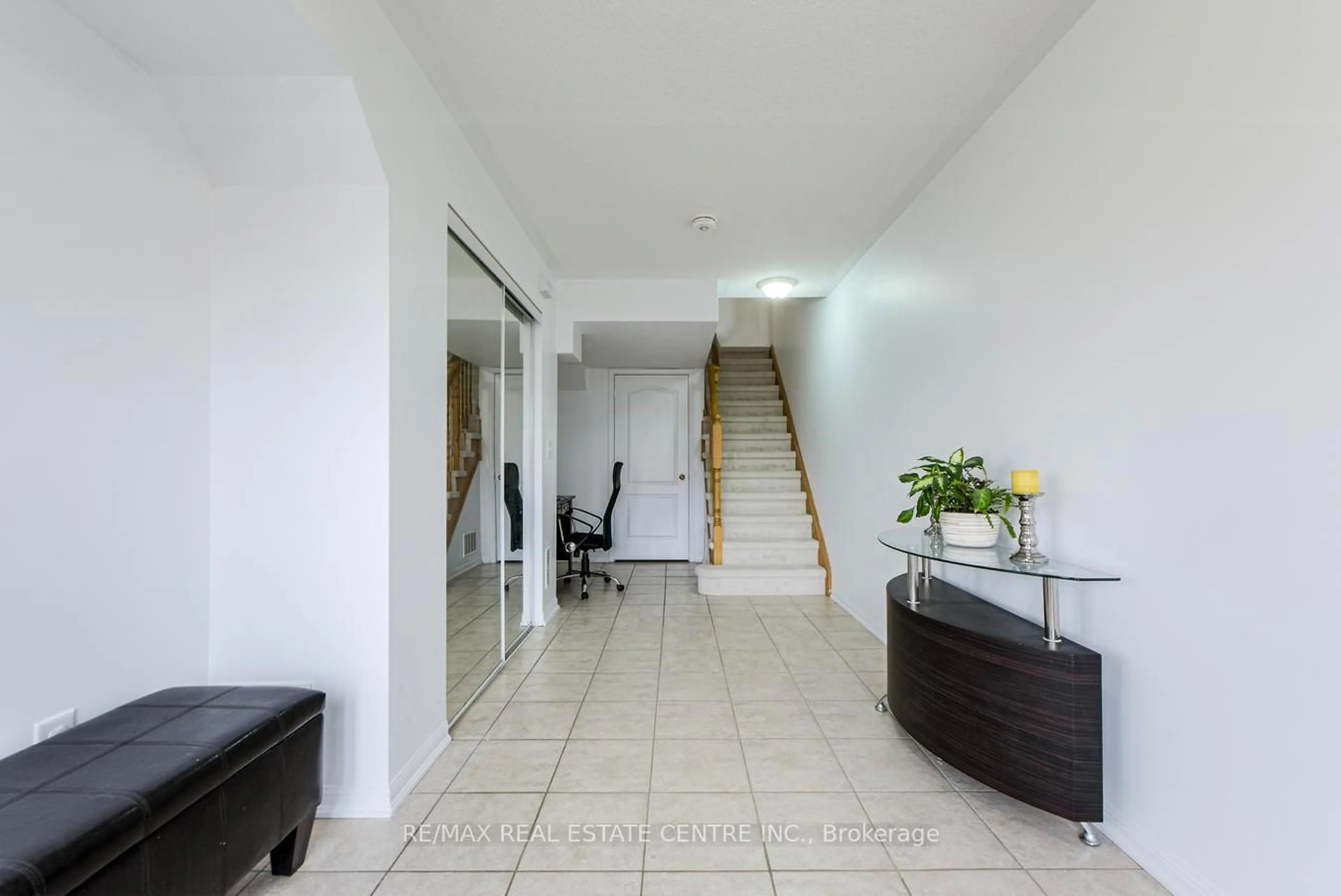 Indoor foyer for 620 Ferguson Dr #3, Milton Ontario L9T 0M7