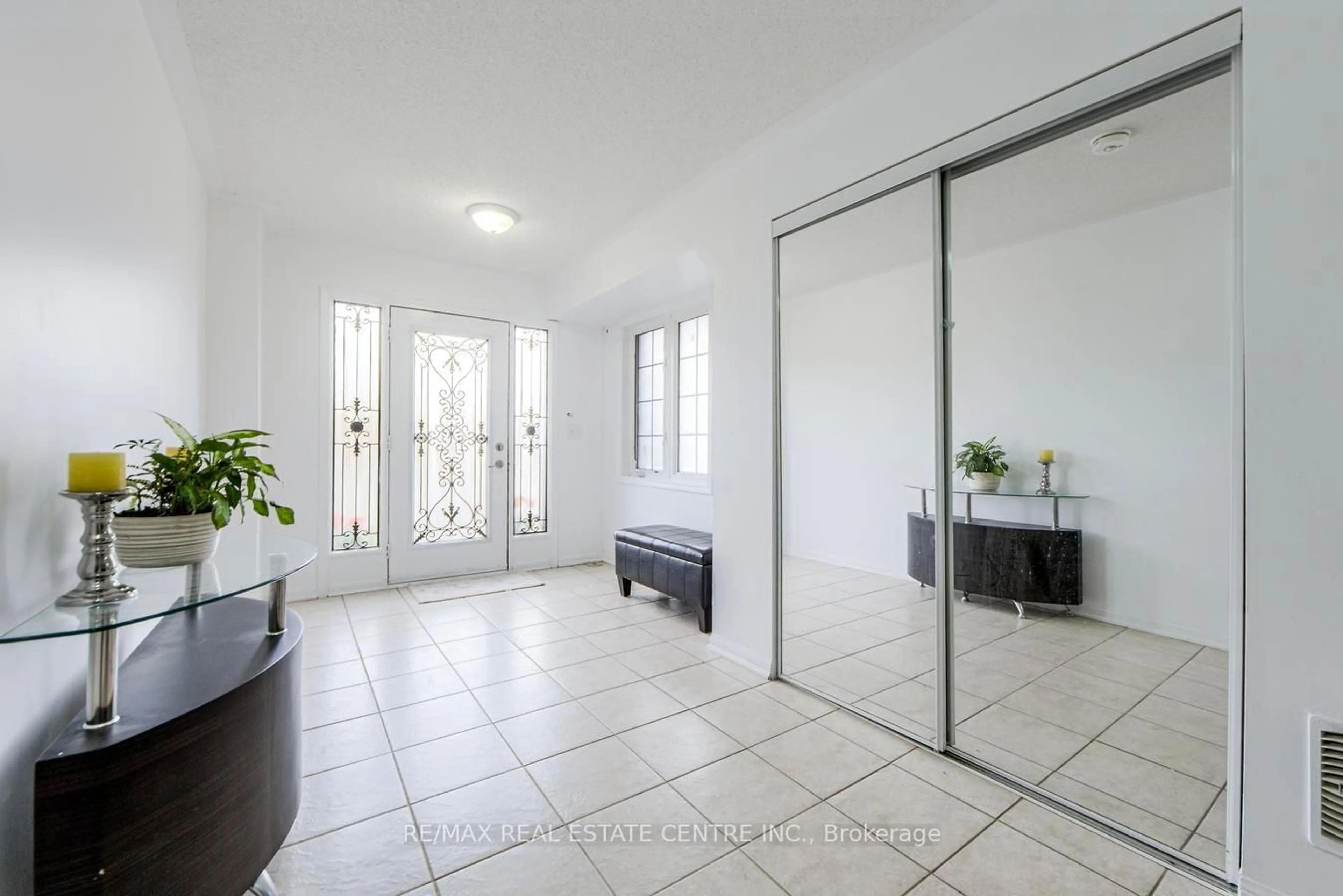 Indoor entryway for 620 Ferguson Dr #3, Milton Ontario L9T 0M7