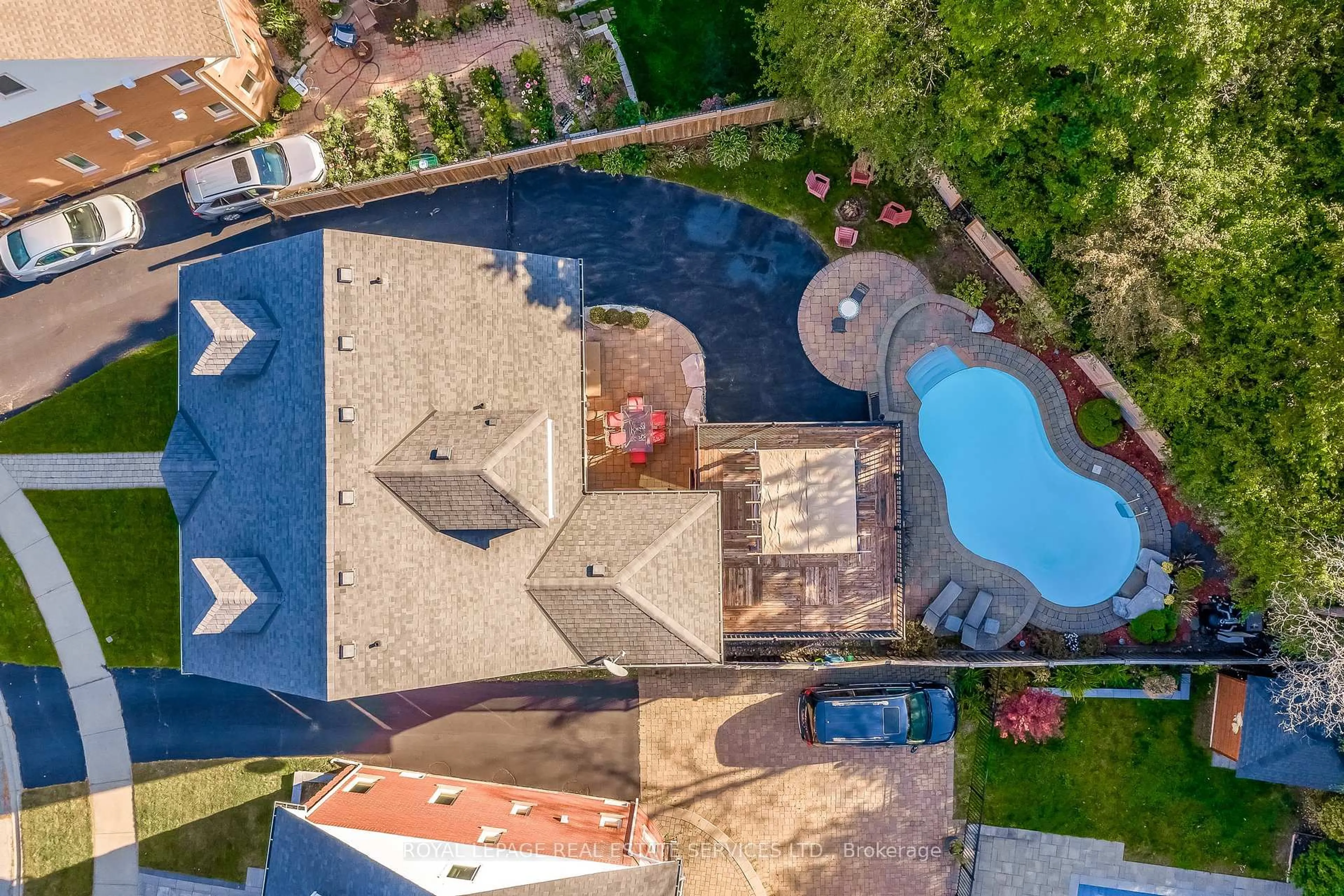 A pic from outside/outdoor area/front of a property/back of a property/a pic from drone, unknown for 27 Morrison Creek Cres, Oakville Ontario L6H 4C3