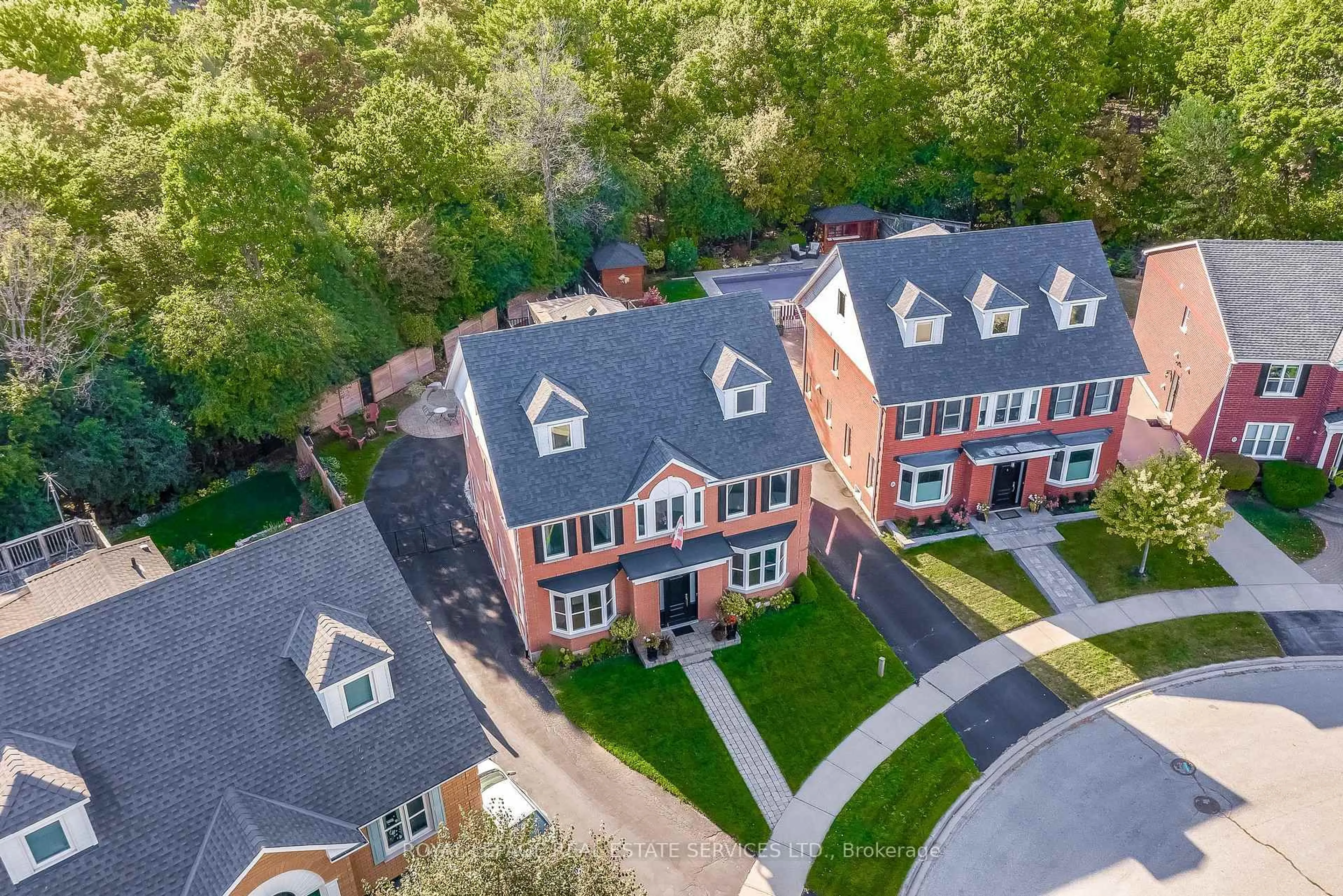 A pic from outside/outdoor area/front of a property/back of a property/a pic from drone, unknown for 27 Morrison Creek Cres, Oakville Ontario L6H 4C3