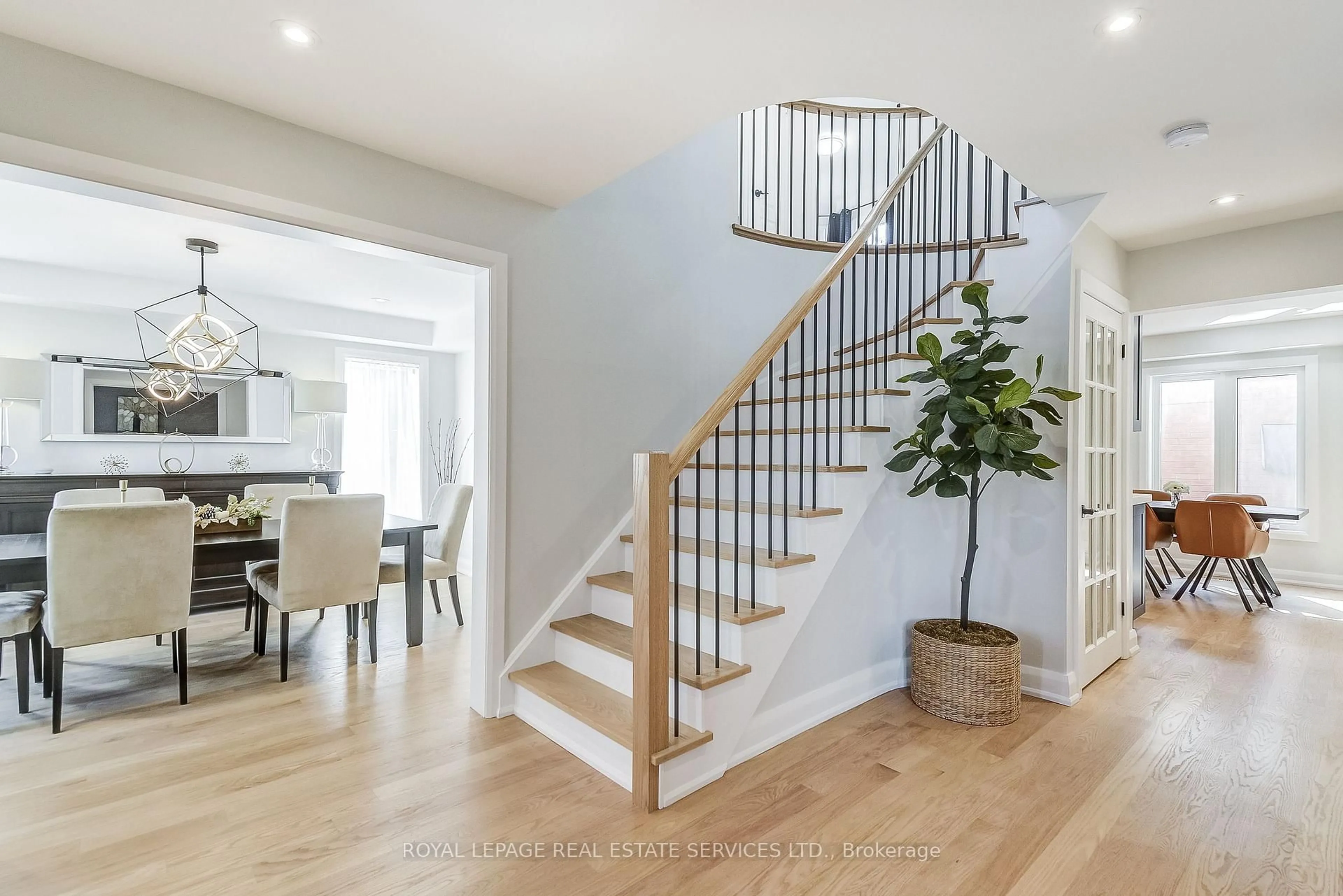 Stairs for 27 Morrison Creek Cres, Oakville Ontario L6H 4C3