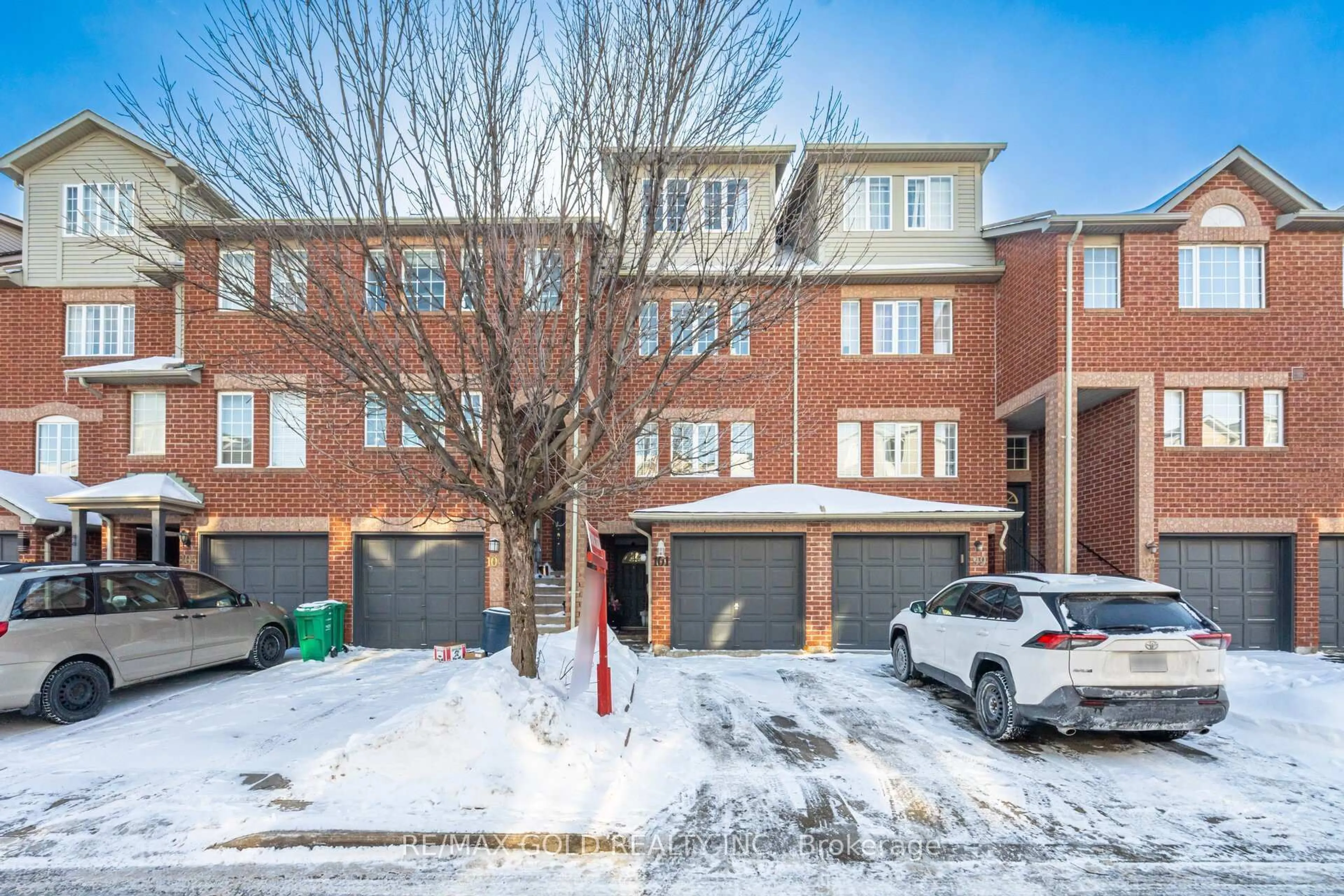 A pic from outside/outdoor area/front of a property/back of a property/a pic from drone, street for 101 Spadina Rd #101, Brampton Ontario L6X 4X6