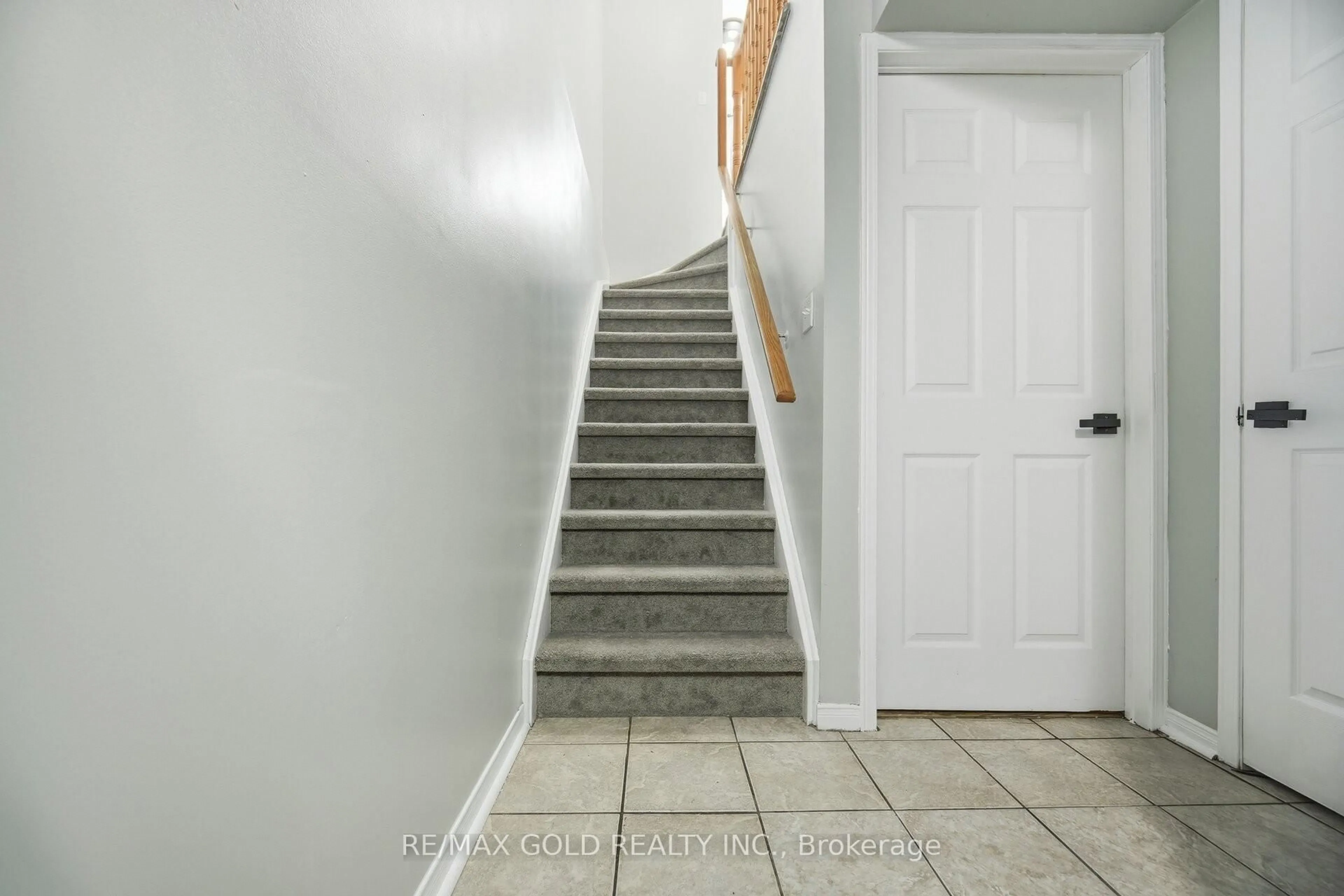 Stairs for 101 Spadina Rd #101, Brampton Ontario L6X 4X6