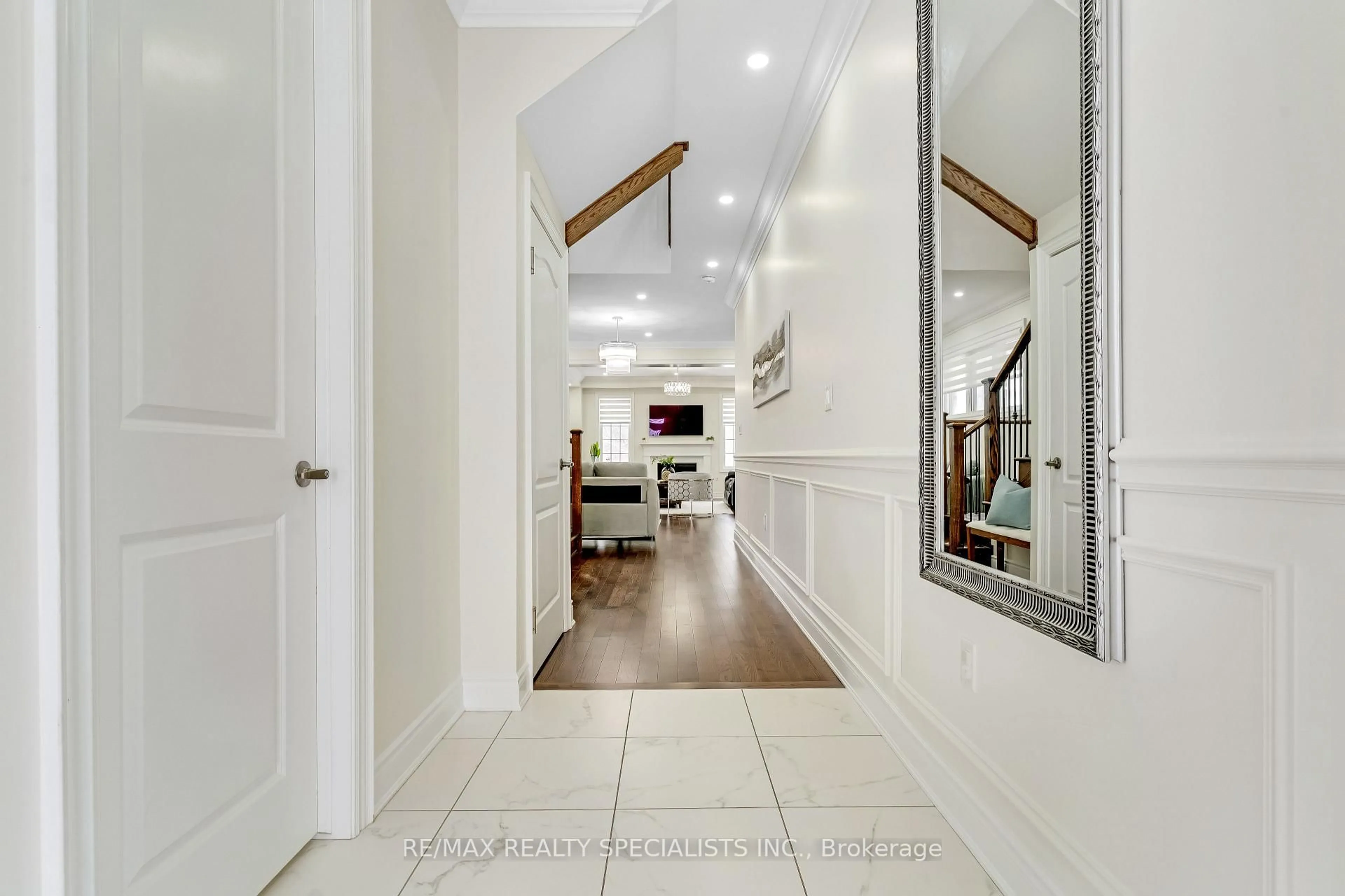 Indoor foyer for 602 Queen Mary Dr, Brampton Ontario L7A 5H4