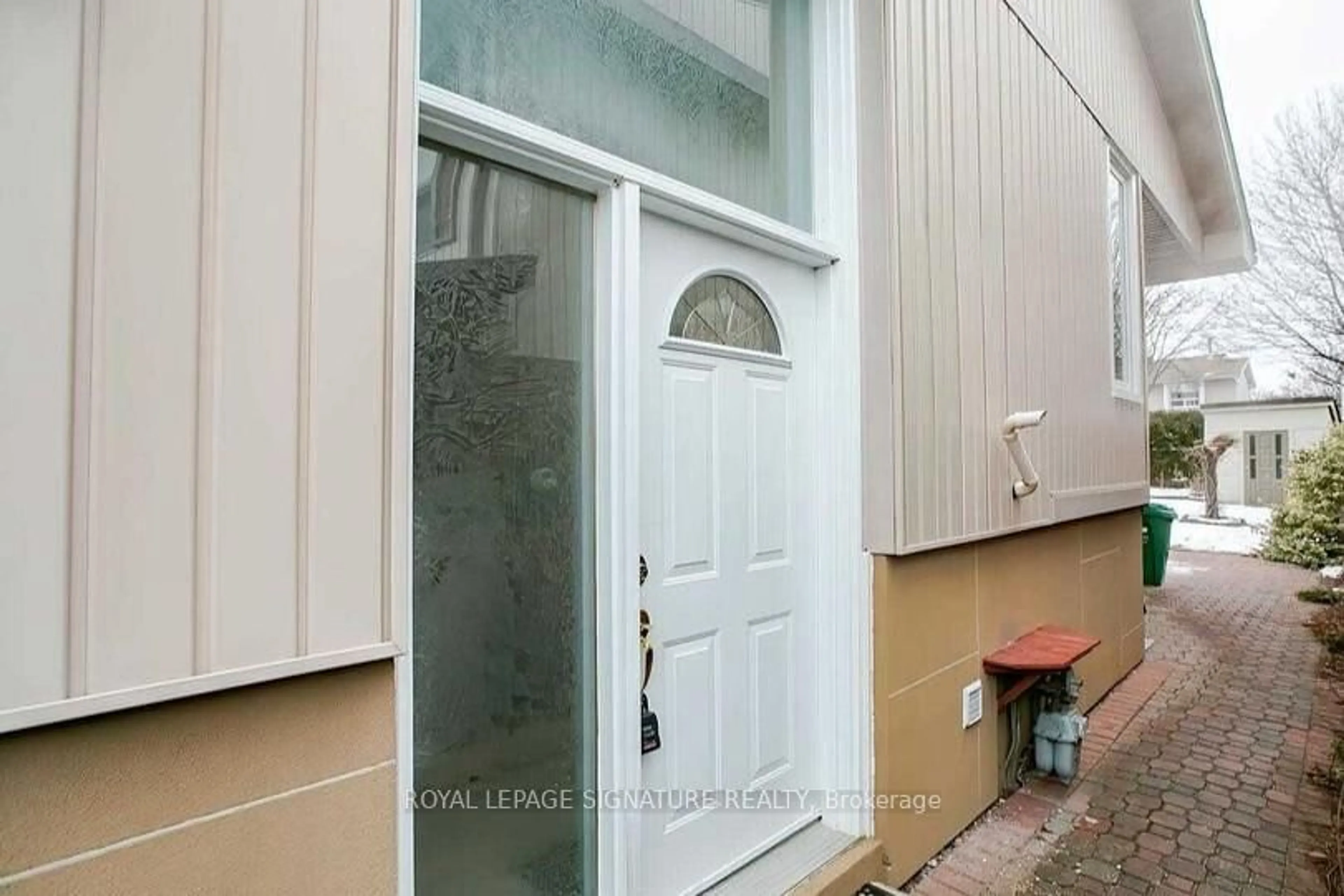 Indoor entryway for 6032 Featherhead Cres, Mississauga Ontario L5N 2B6