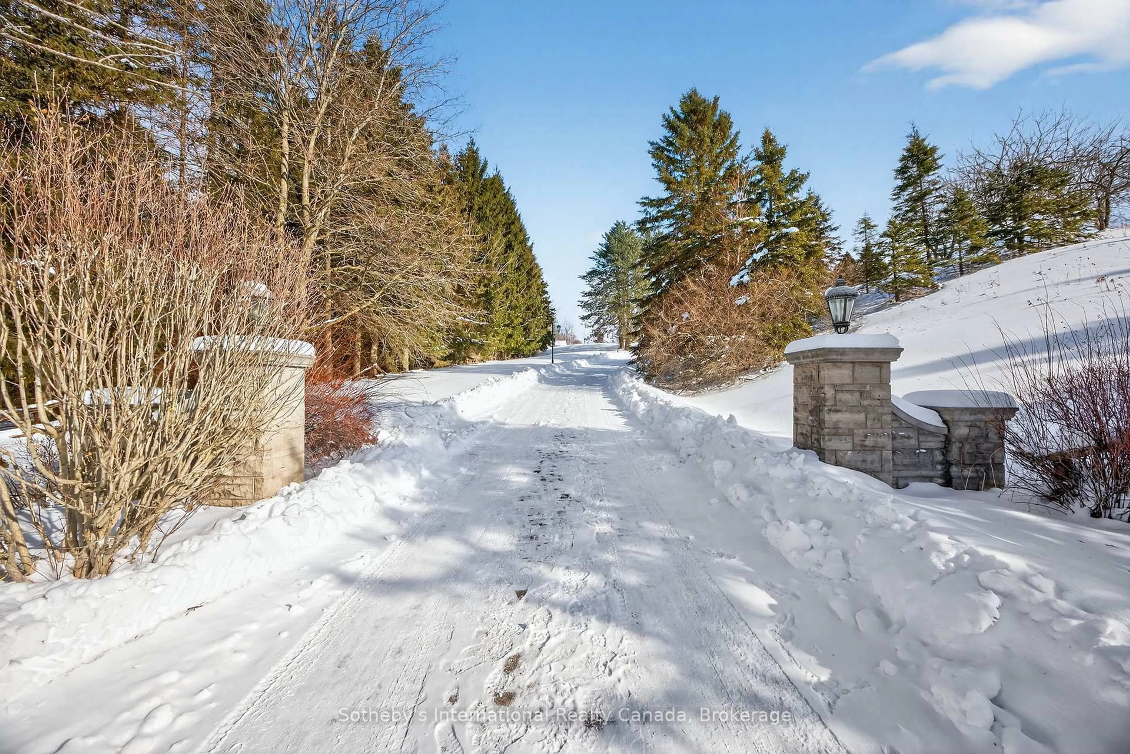 A pic from outside/outdoor area/front of a property/back of a property/a pic from drone, street for 110 Palmer Circ, Caledon Ontario L7E 0A5