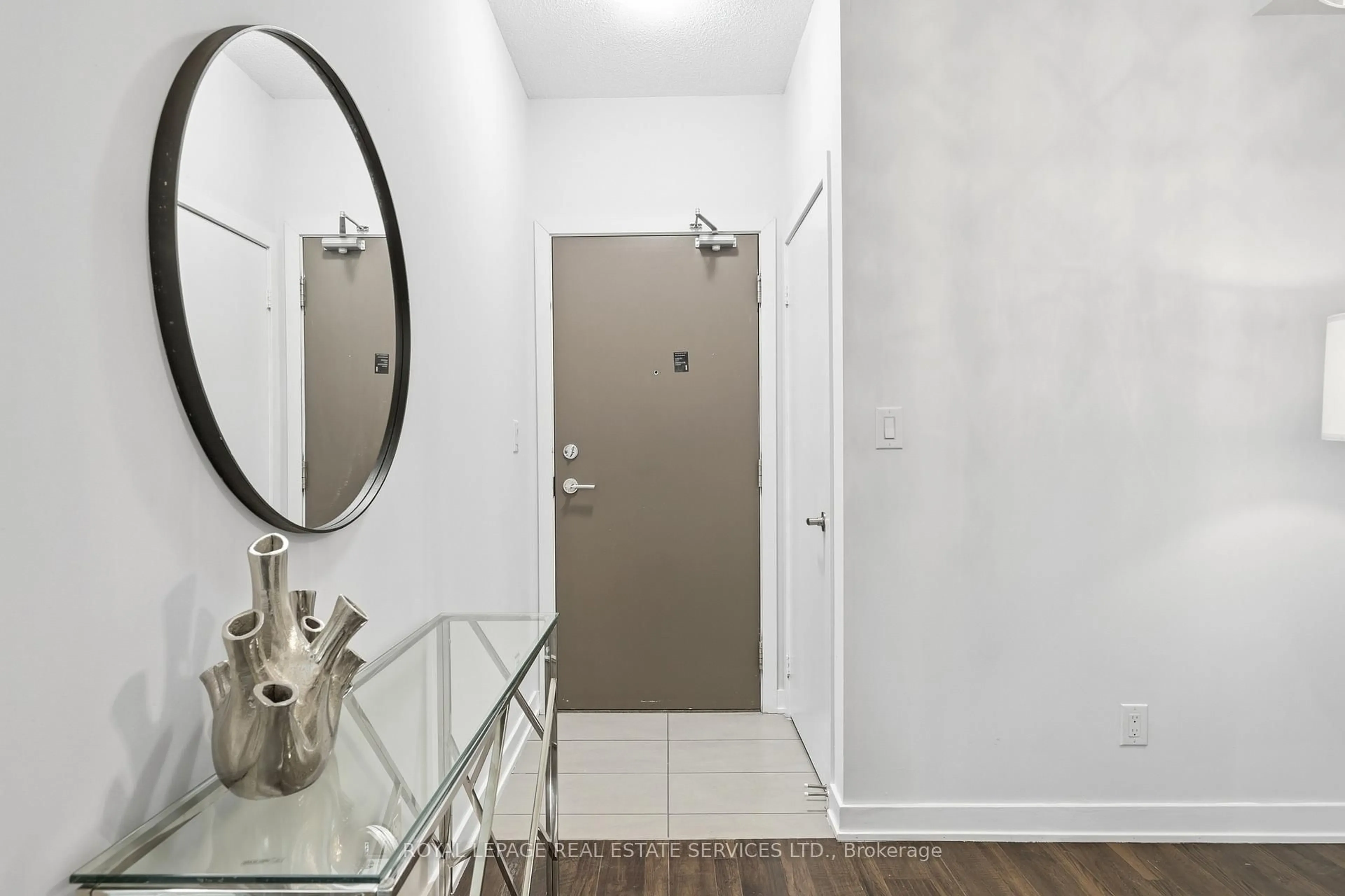 Indoor entryway for 4099 Brickstone Mews #2403, Mississauga Ontario L5B 0G2