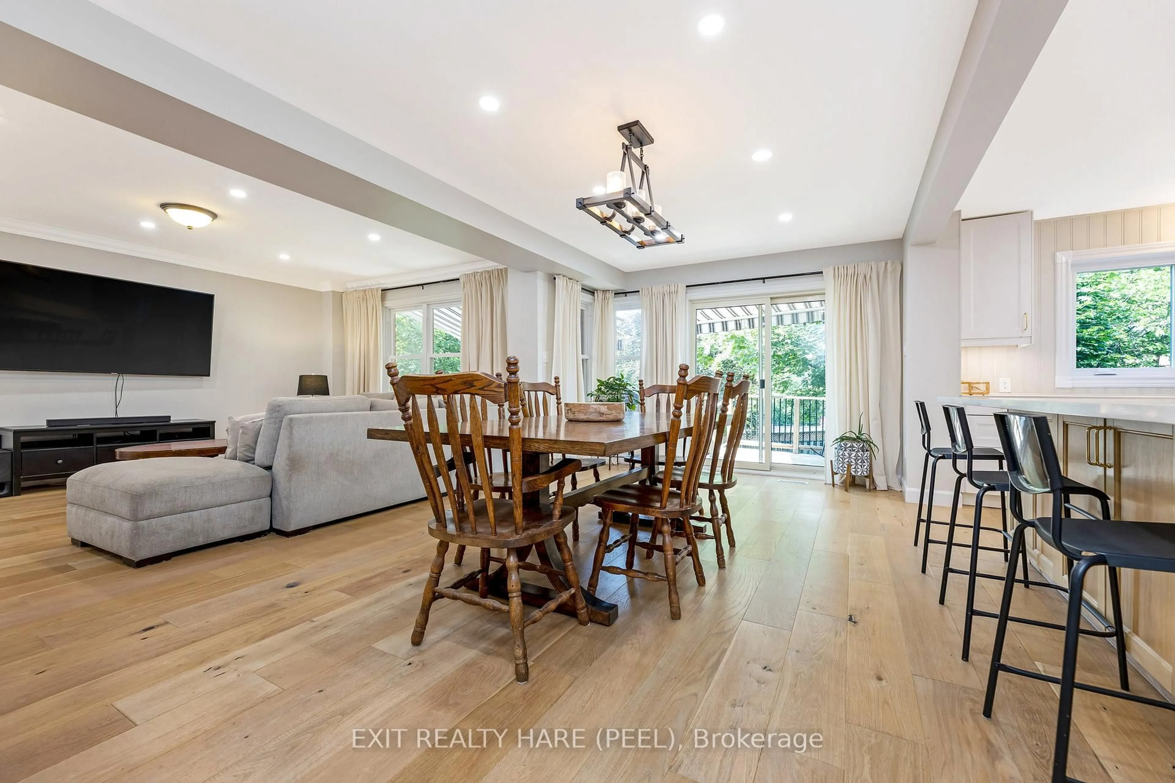 Dining room, wood/laminate floor for 6 Stonegate Dr, Brampton Ontario L6Z 3L7