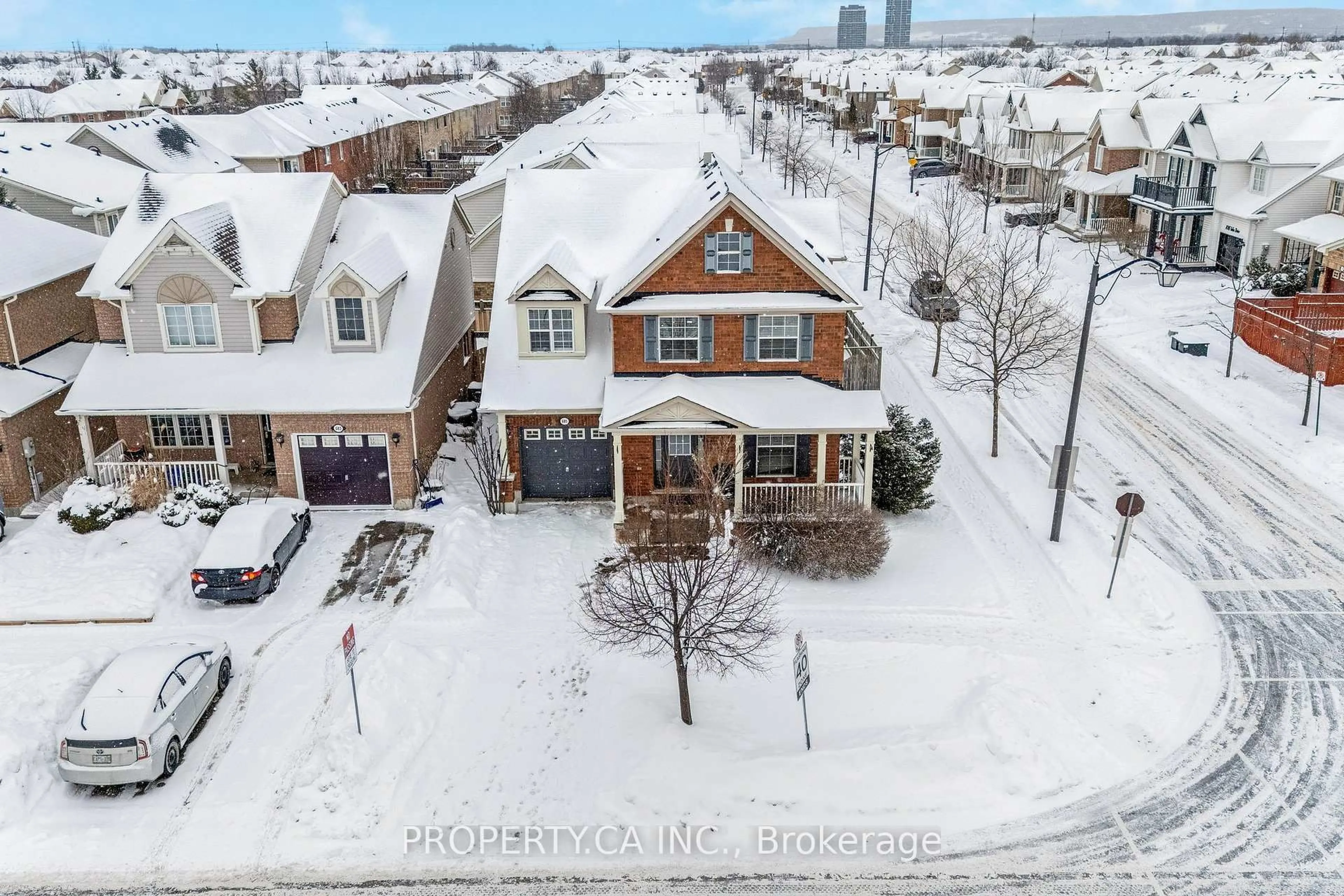 A pic from outside/outdoor area/front of a property/back of a property/a pic from drone, street for 681 Bennett Blvd, Milton Ontario L9T 6A8