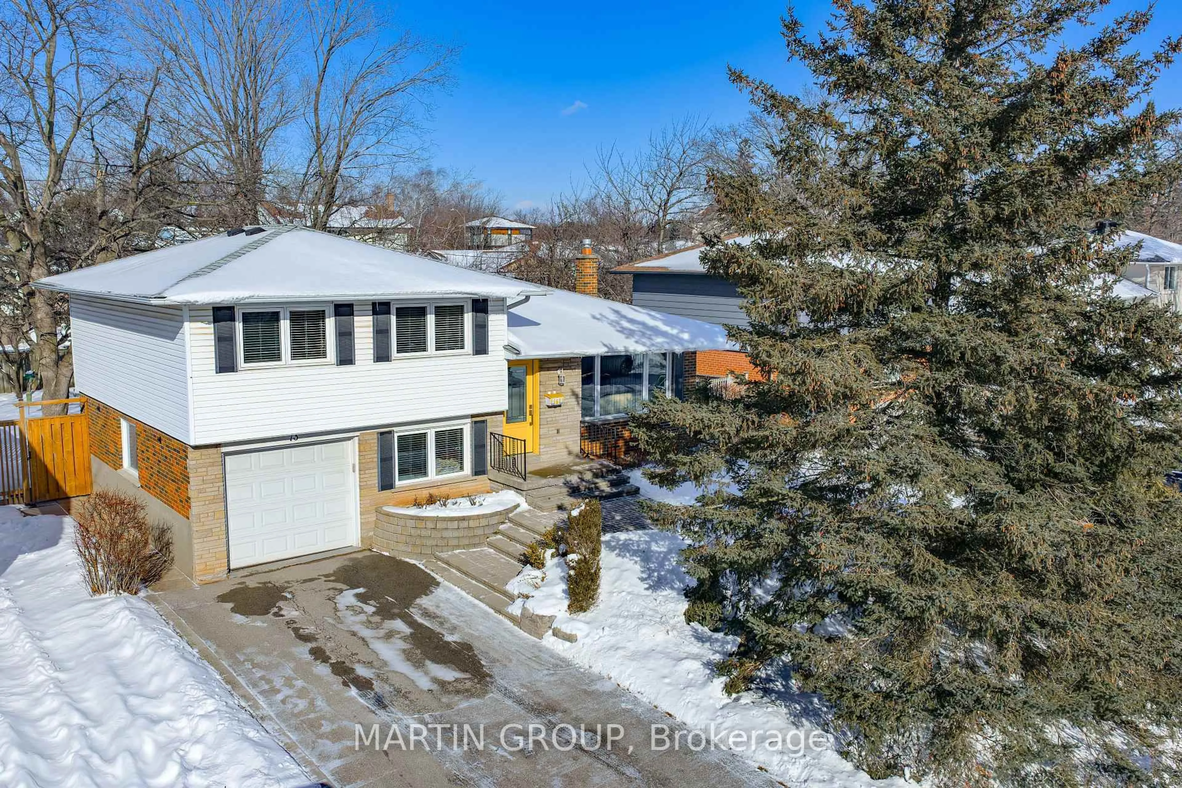 A pic from outside/outdoor area/front of a property/back of a property/a pic from drone, street for 73 Rayne Ave, Oakville Ontario L6H 1C1