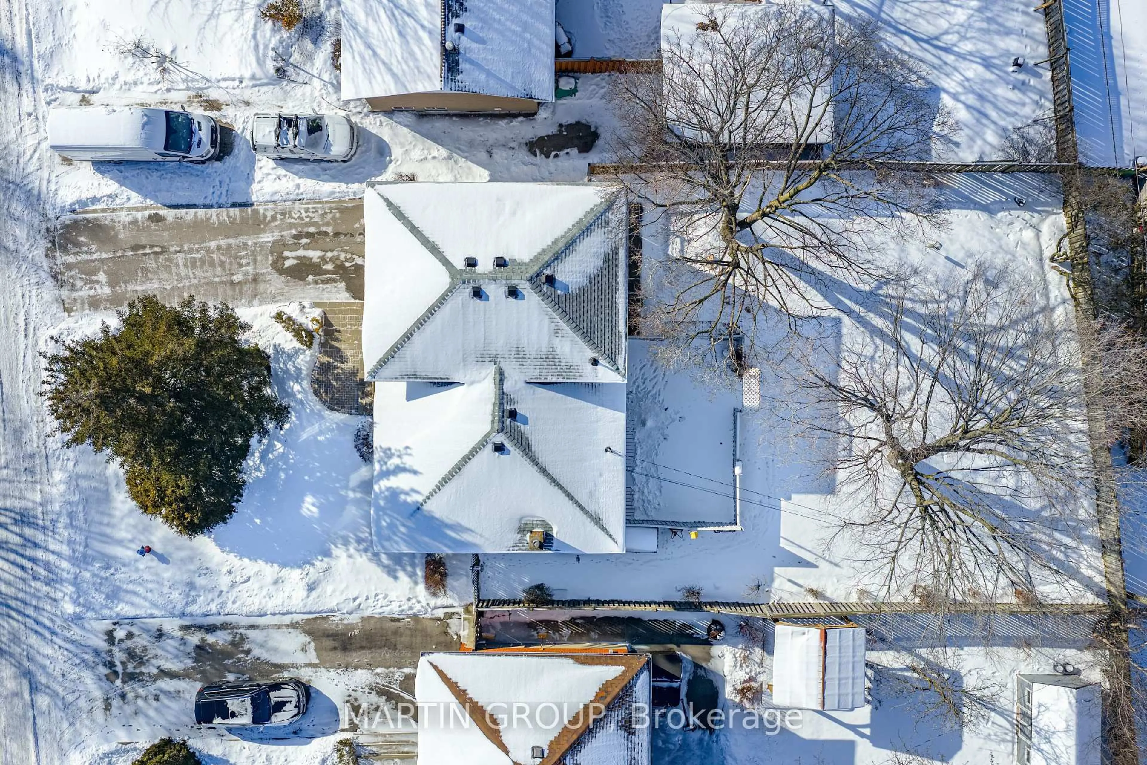 A pic from outside/outdoor area/front of a property/back of a property/a pic from drone, unknown for 73 Rayne Ave, Oakville Ontario L6H 1C1