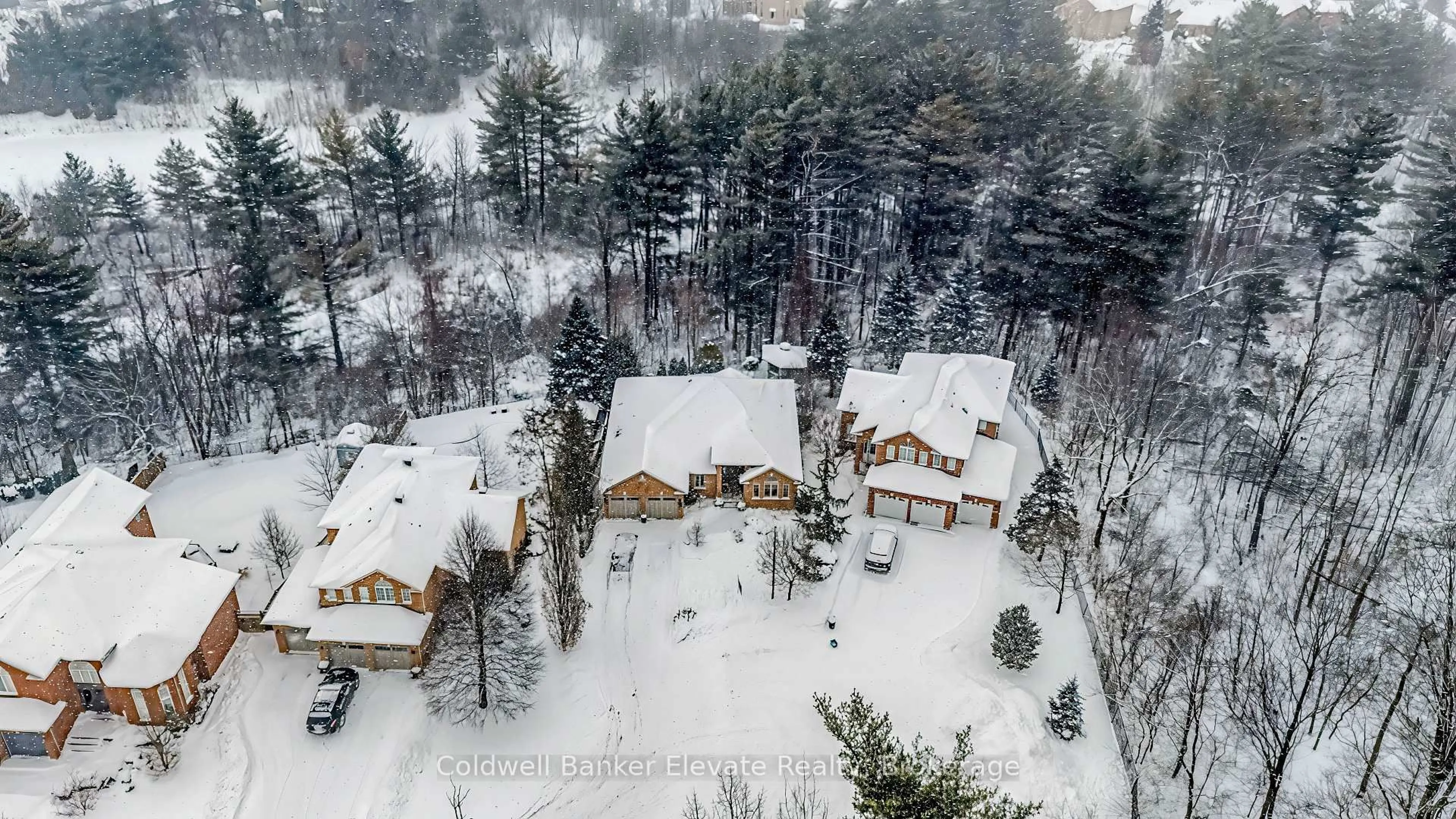 A pic from outside/outdoor area/front of a property/back of a property/a pic from drone, unknown for 43 Newman Pl, Halton Hills Ontario L7G 6A6