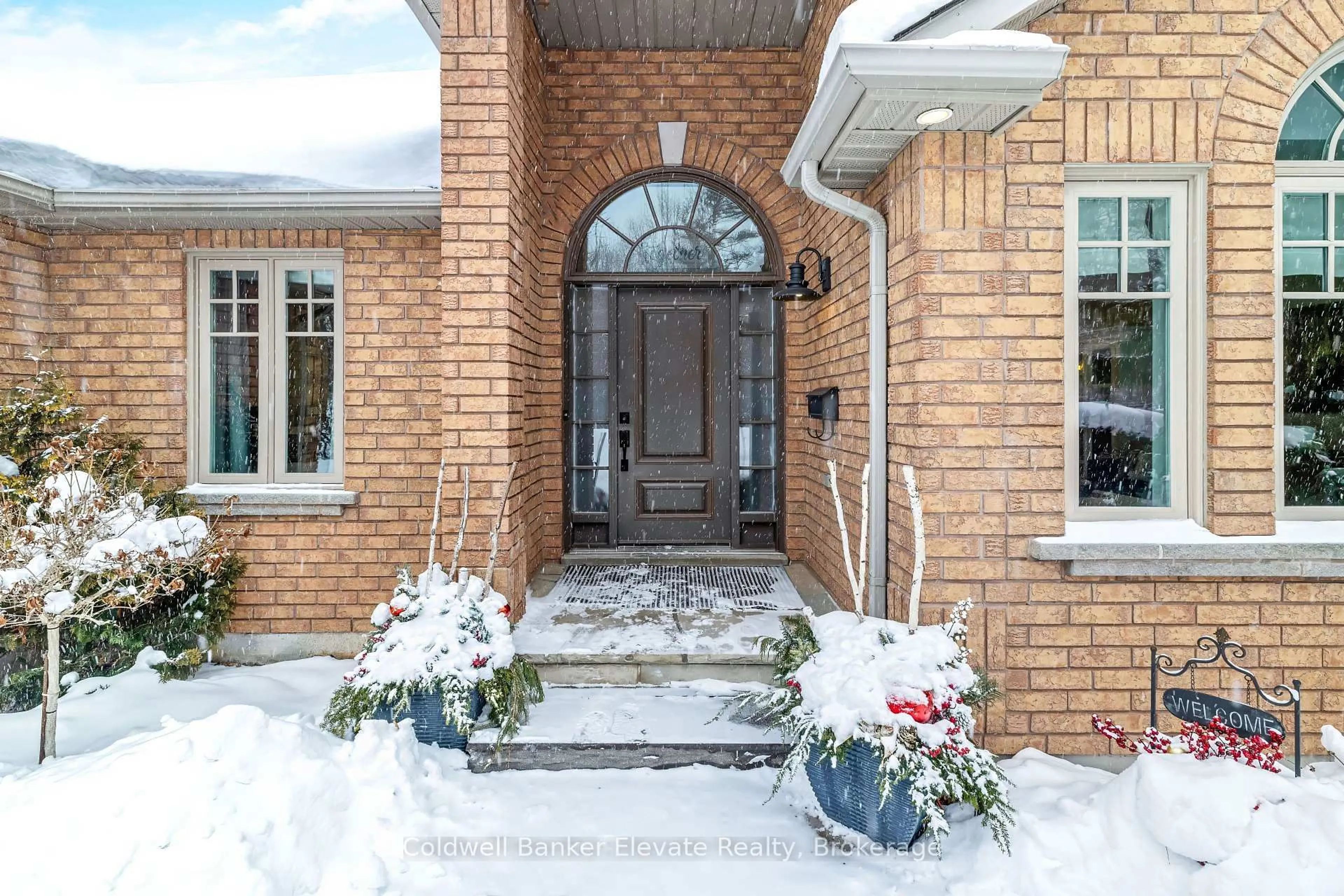 Indoor entryway for 43 Newman Pl, Halton Hills Ontario L7G 6A6
