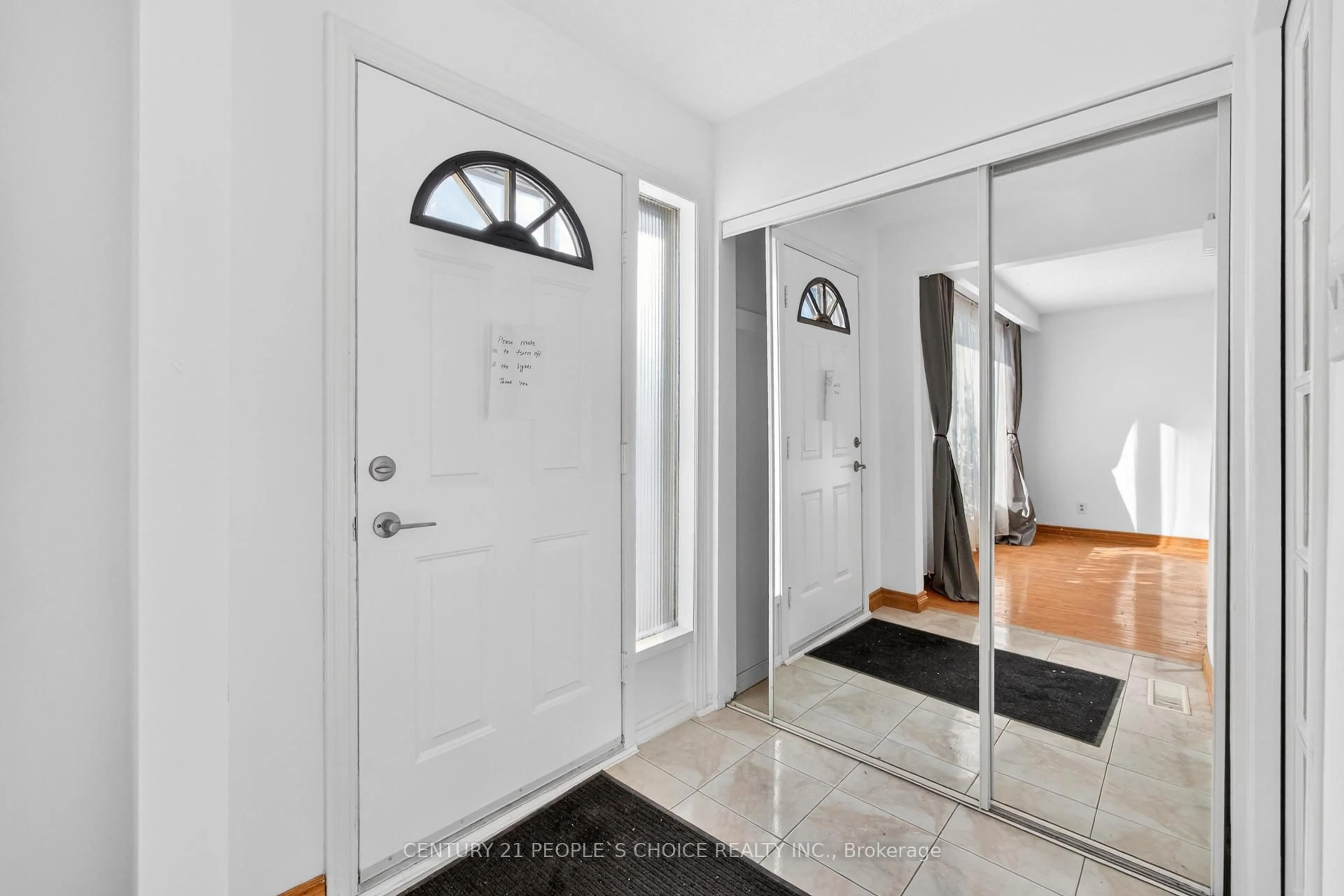 Indoor entryway for 3404 Monica Dr, Mississauga Ontario L4T 3E7