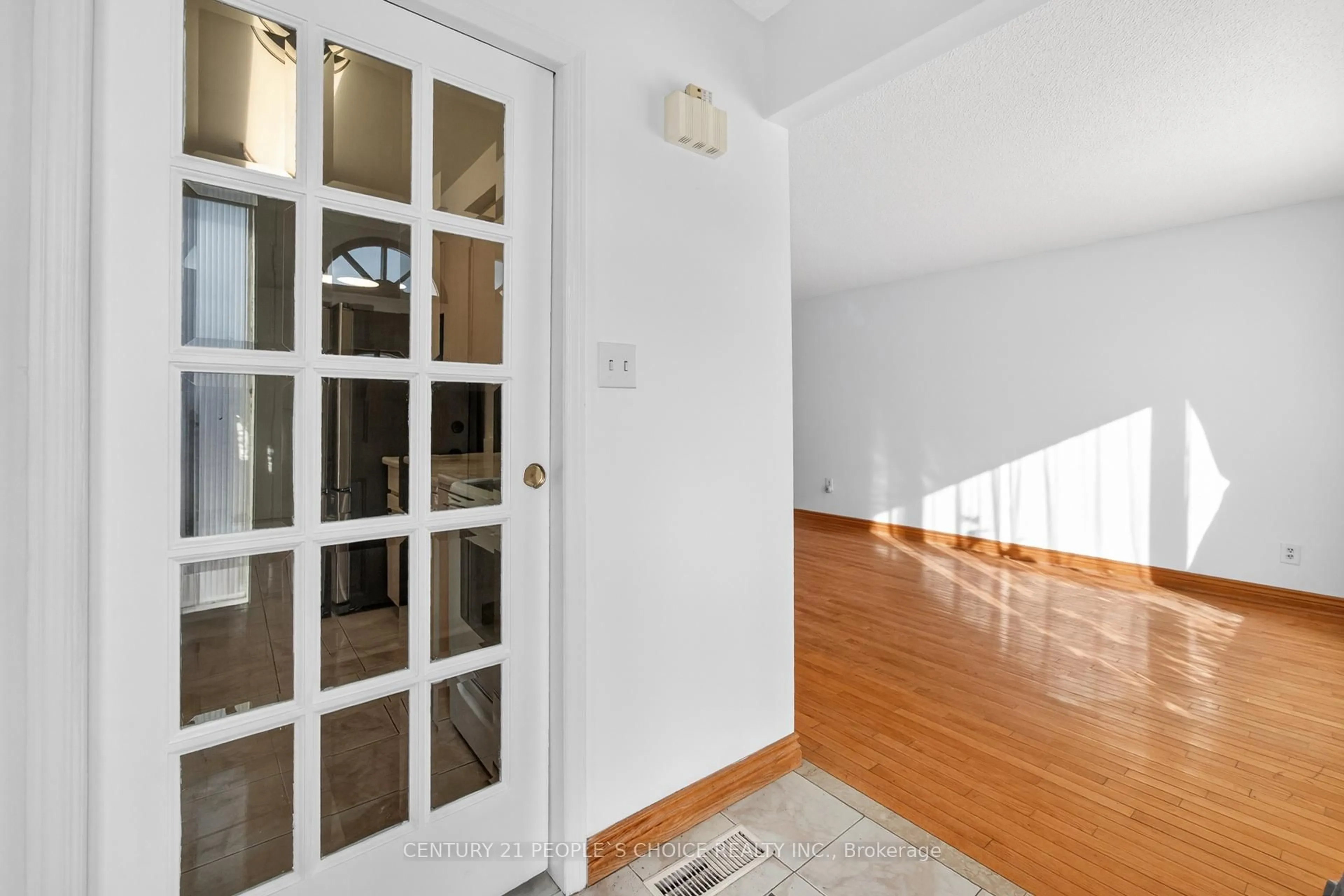 Indoor foyer for 3404 Monica Dr, Mississauga Ontario L4T 3E7