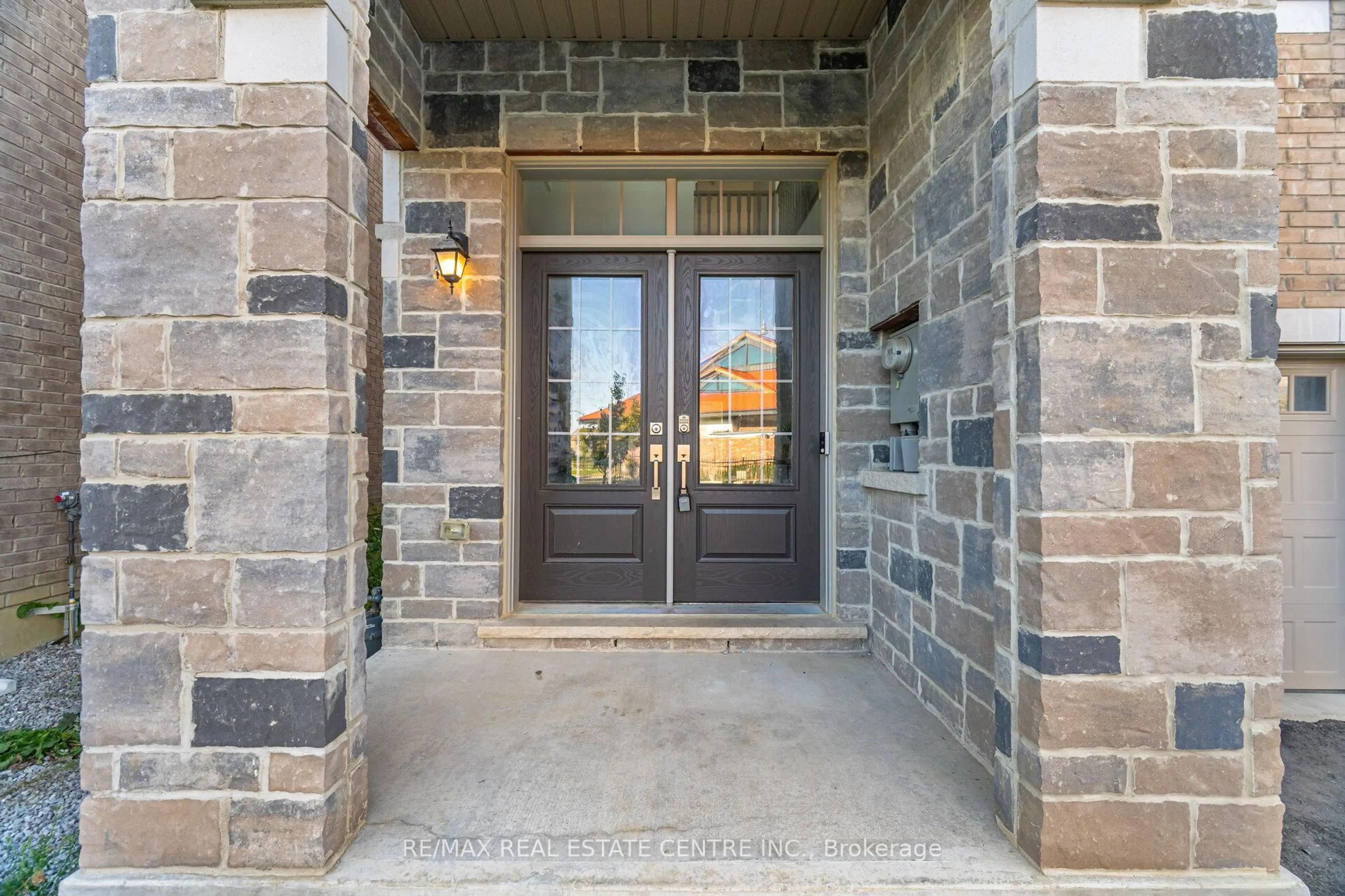 Indoor entryway for 20 Foxsparrow Rd, Brampton Ontario L6R 4C9