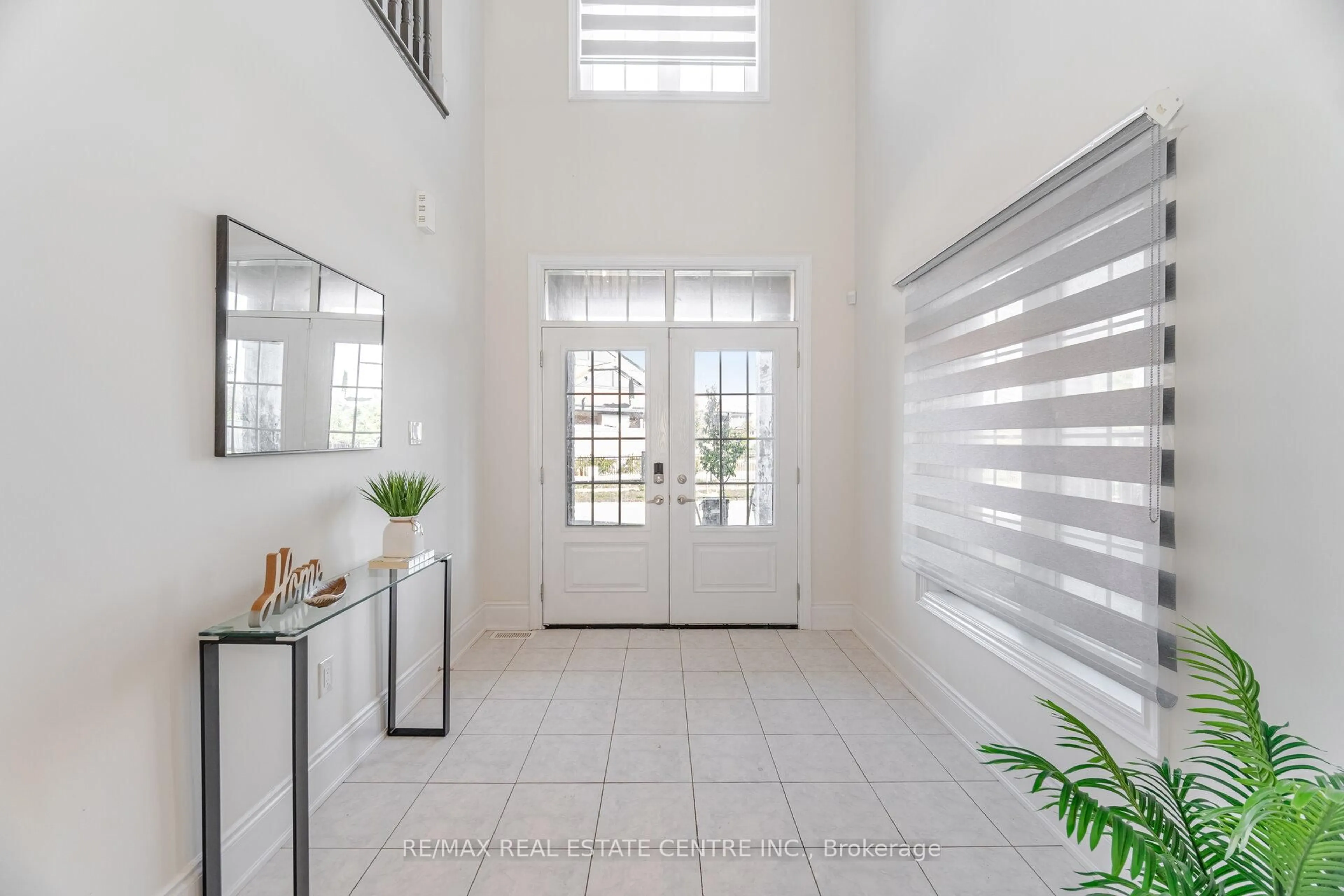 Indoor entryway for 20 Foxsparrow Rd, Brampton Ontario L6R 4C9