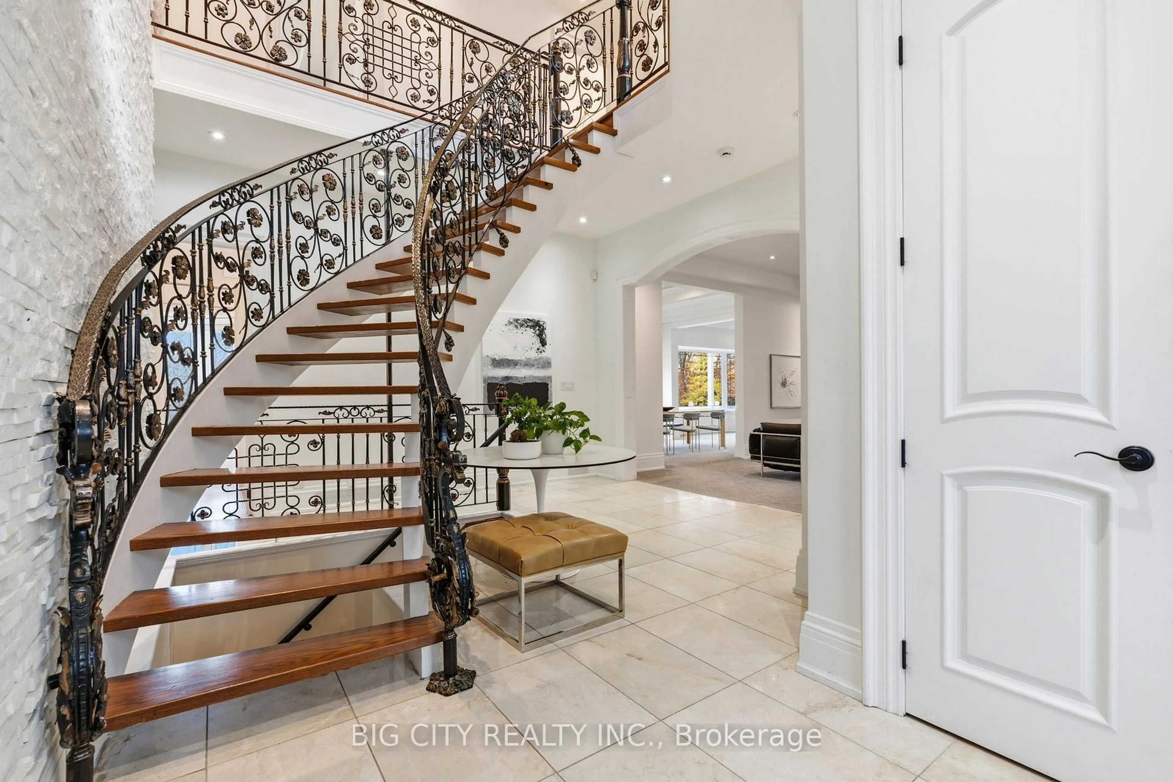 Indoor entryway for 65 Oakfield Dr, Toronto Ontario M8Y 1N9