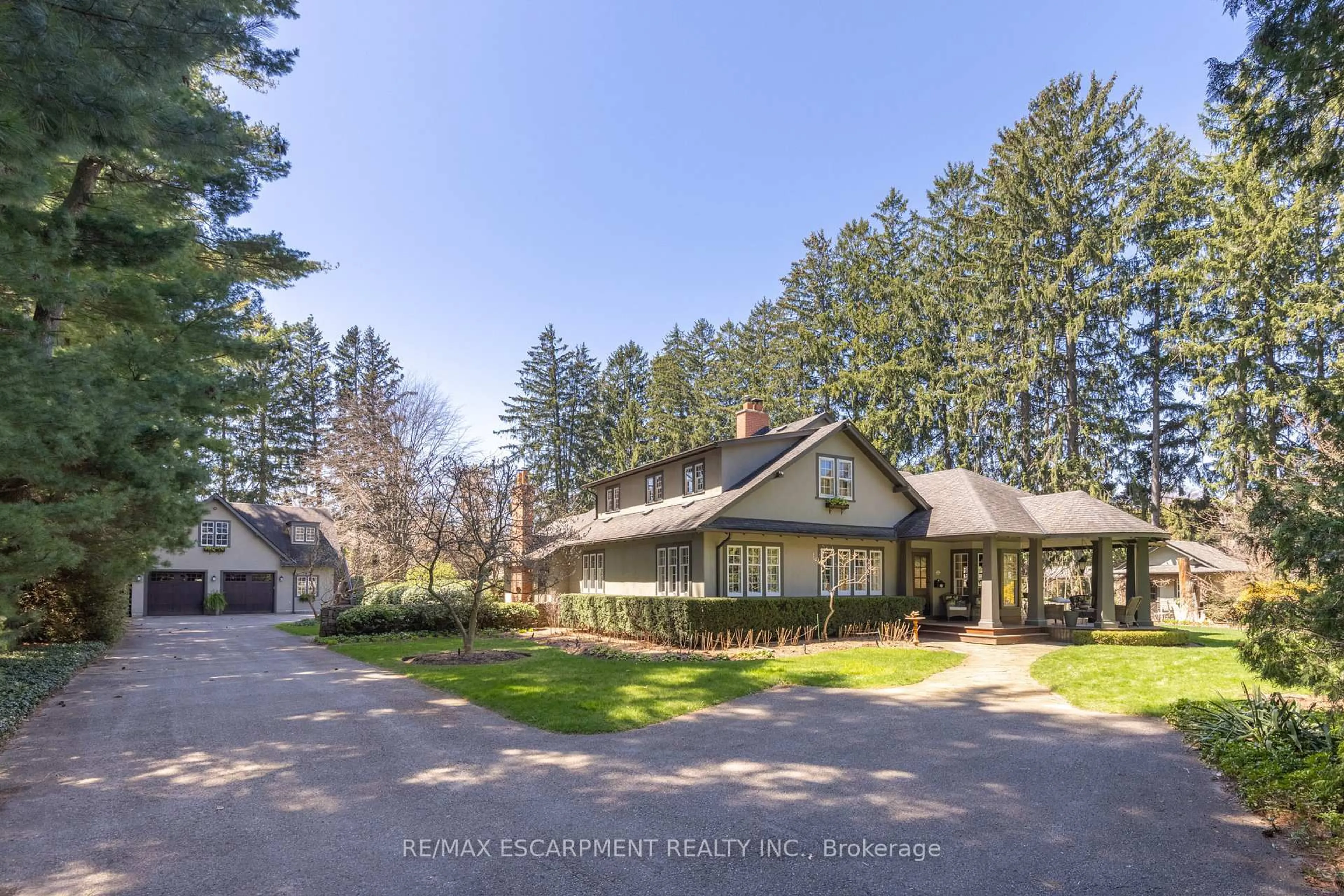 A pic from outside/outdoor area/front of a property/back of a property/a pic from drone, unknown for 2055 Lakeshore Rd, Oakville Ontario L6J 1M4