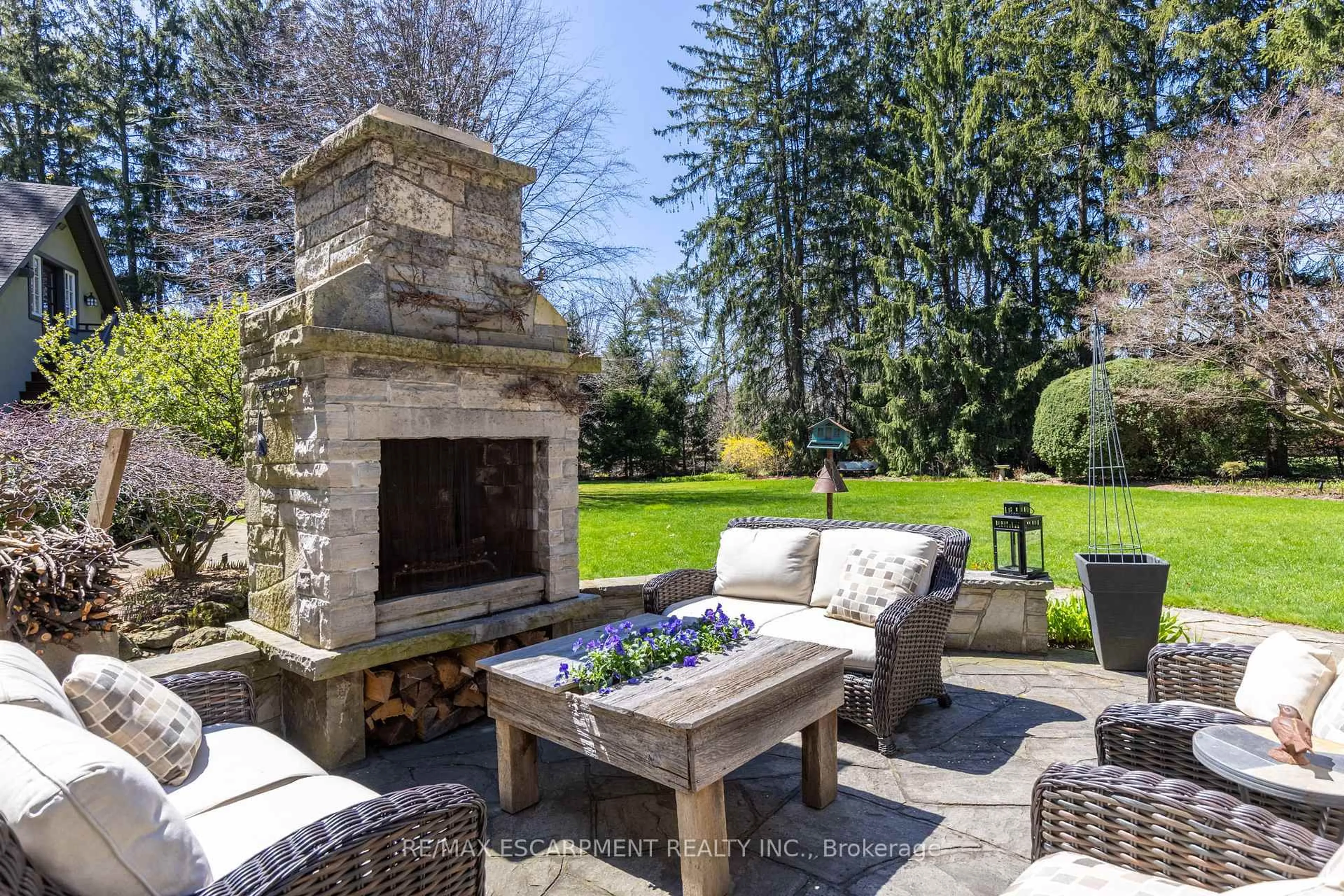 Patio, unknown for 2055 Lakeshore Rd, Oakville Ontario L6J 1M4