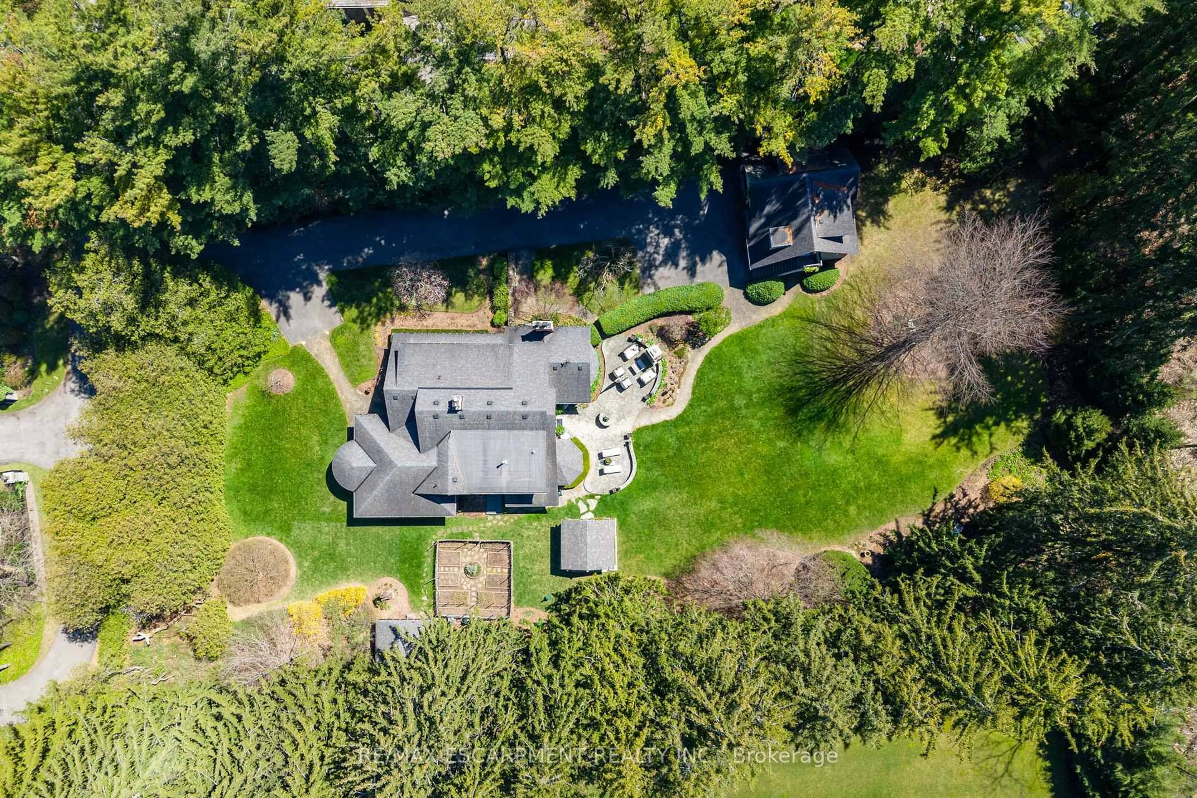 A pic from outside/outdoor area/front of a property/back of a property/a pic from drone, unknown for 2055 Lakeshore Rd, Oakville Ontario L6J 1M4