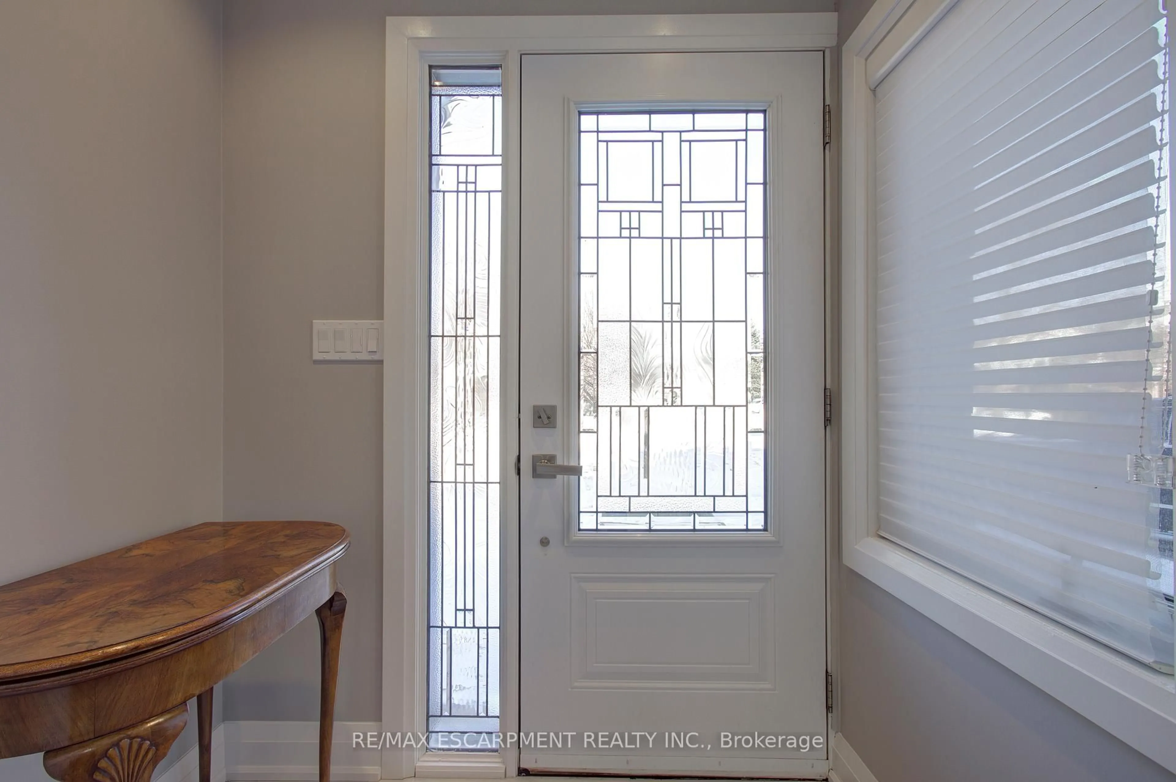 Indoor entryway for 214 Ross Lane, Oakville Ontario L6H 5K5