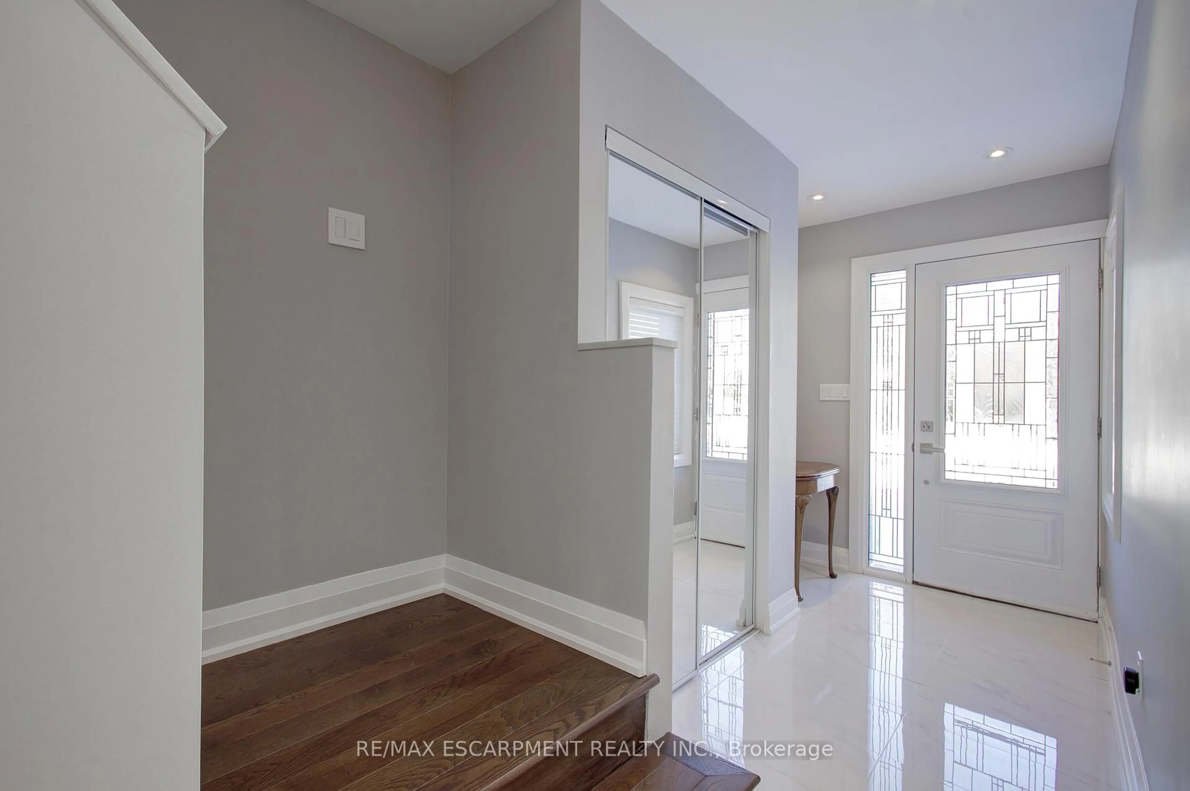 Indoor entryway for 214 Ross Lane, Oakville Ontario L6H 5K5