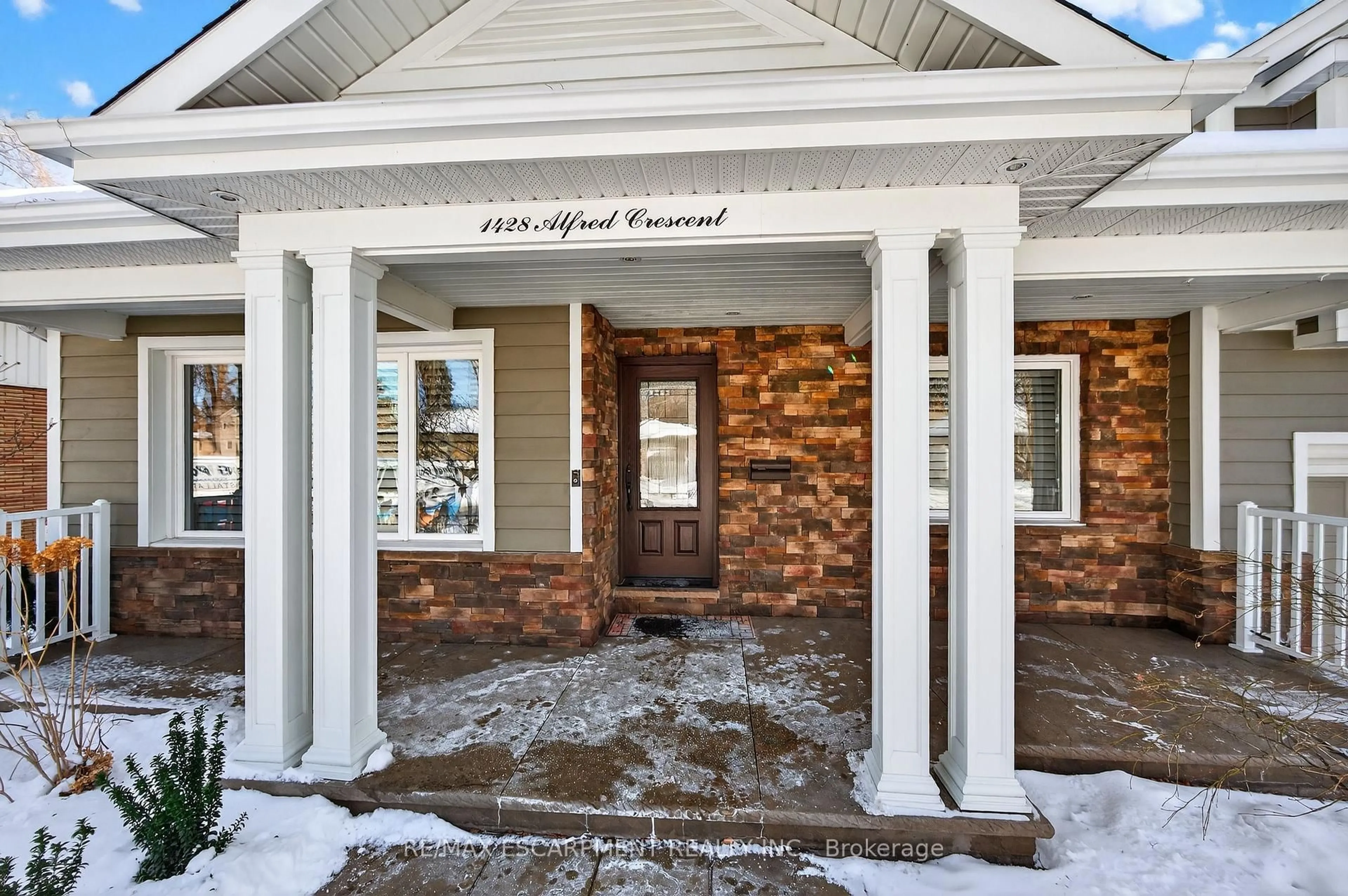 Indoor entryway for 1428 Alfred Cres, Burlington Ontario L7S 1K7