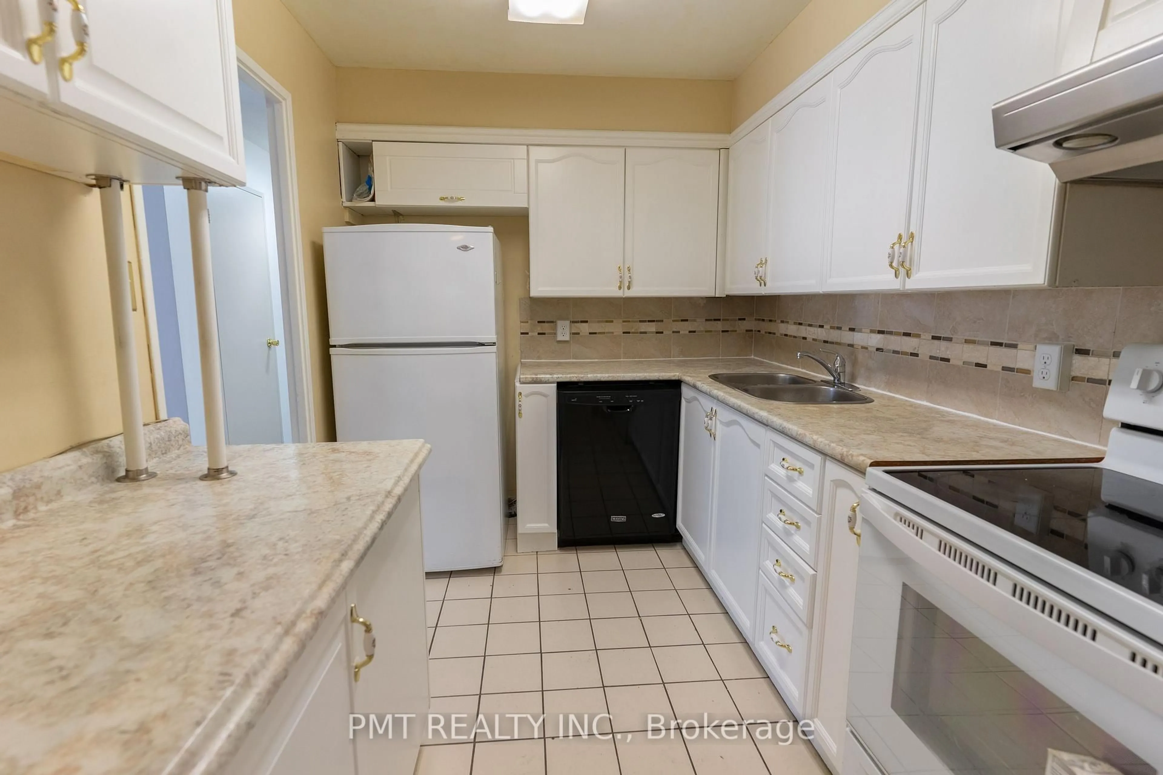 Standard kitchen, ceramic/tile floor for 1580 Mississauga Valley Blvd #103, Mississauga Ontario L5A 3T8