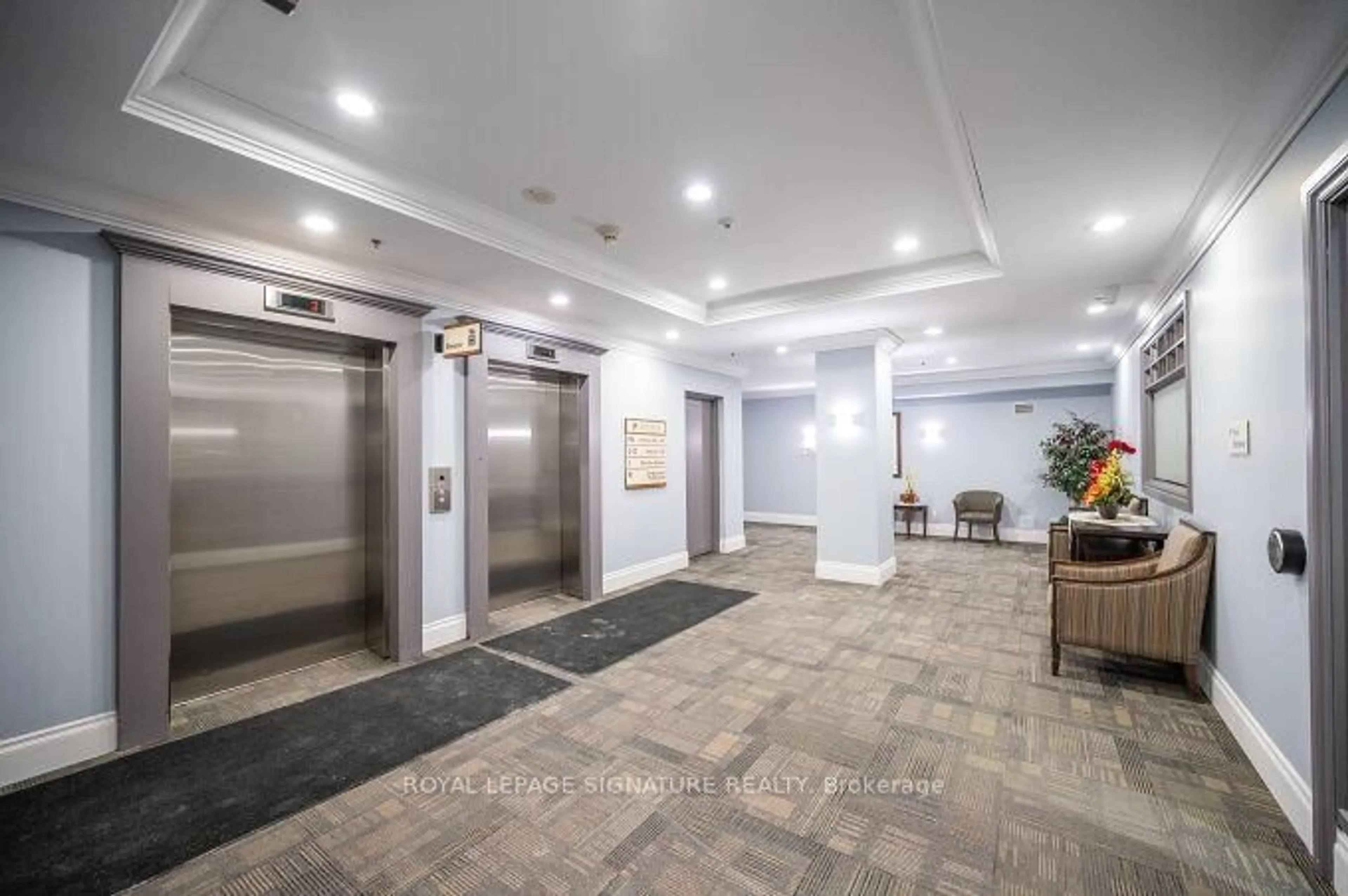 Indoor foyer for 810 Scollard Crt #1003, Mississauga Ontario L5V 0A4