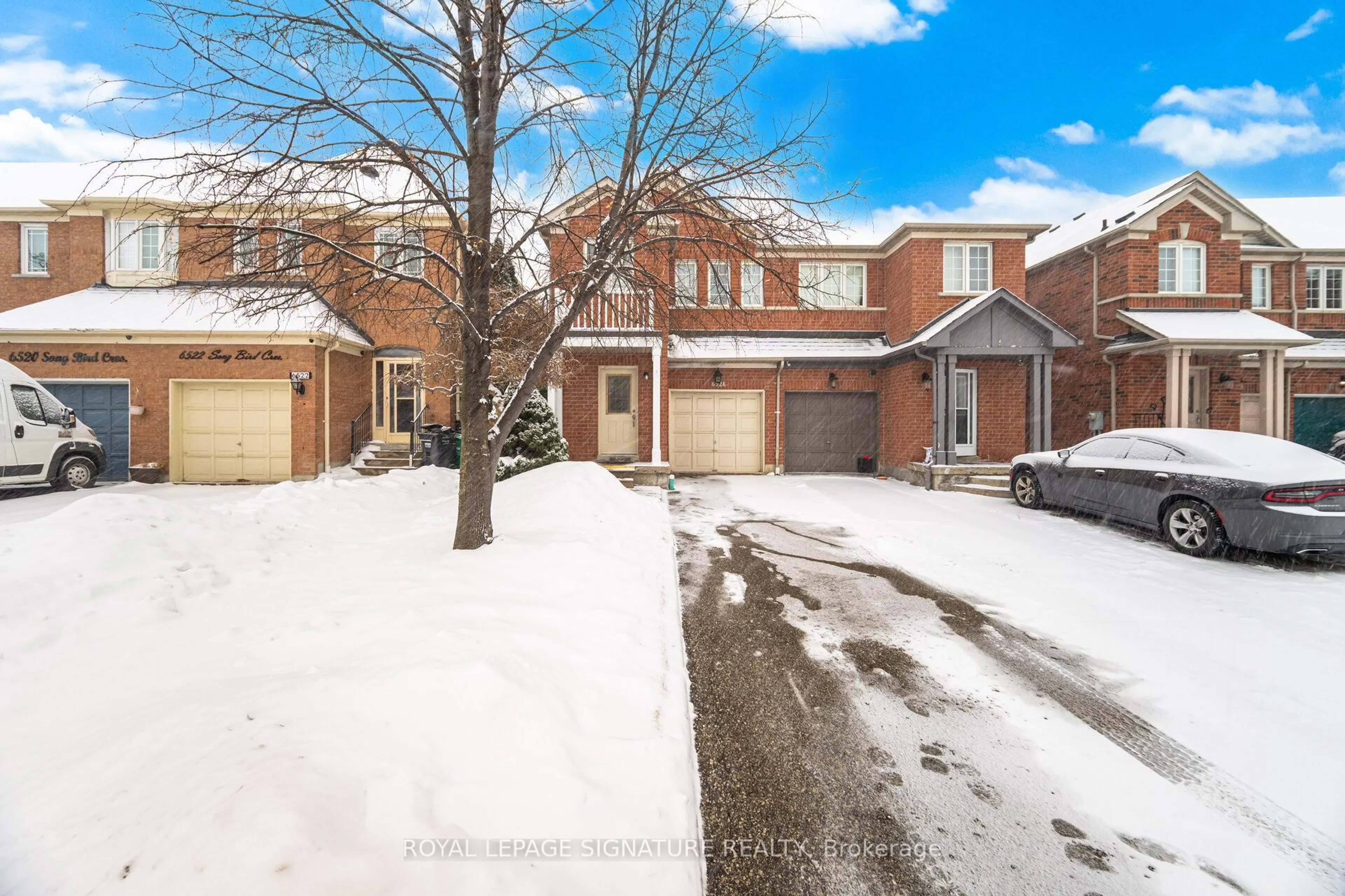 A pic from outside/outdoor area/front of a property/back of a property/a pic from drone, street for 6526 Song Bird Cres, Mississauga Ontario L5W 1E1