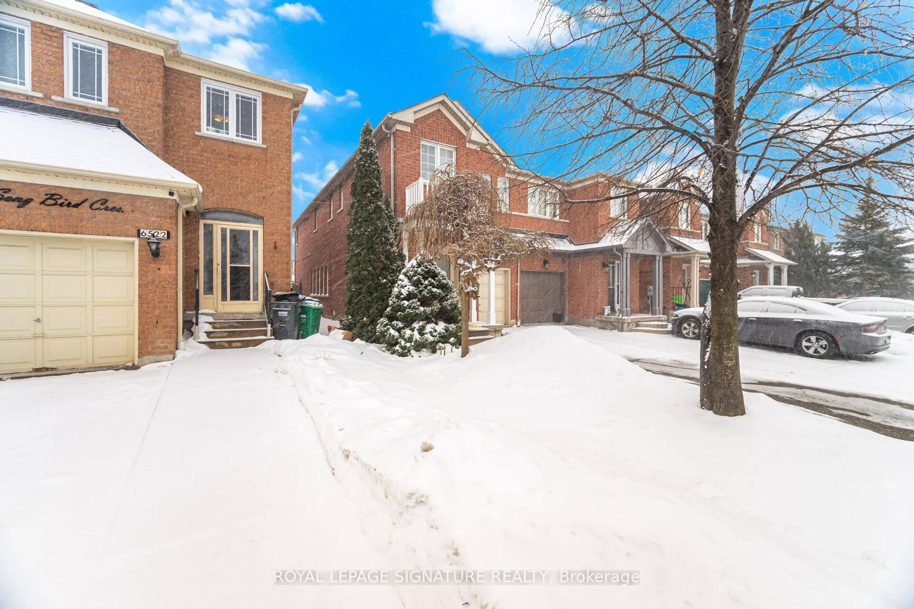 A pic from outside/outdoor area/front of a property/back of a property/a pic from drone, street for 6526 Song Bird Cres, Mississauga Ontario L5W 1E1