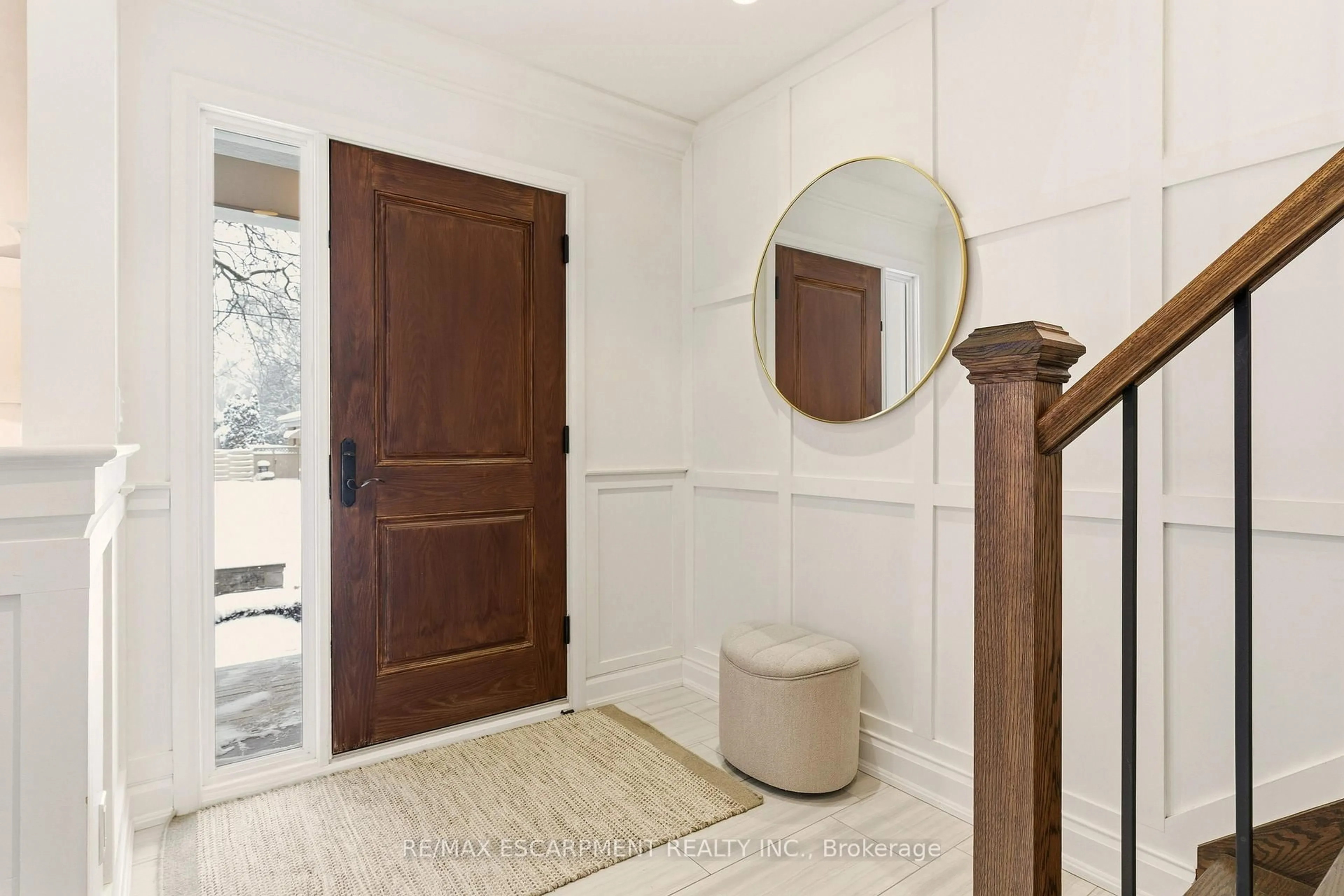 Indoor entryway for 640 GEORGE St, Burlington Ontario L7R 2V7