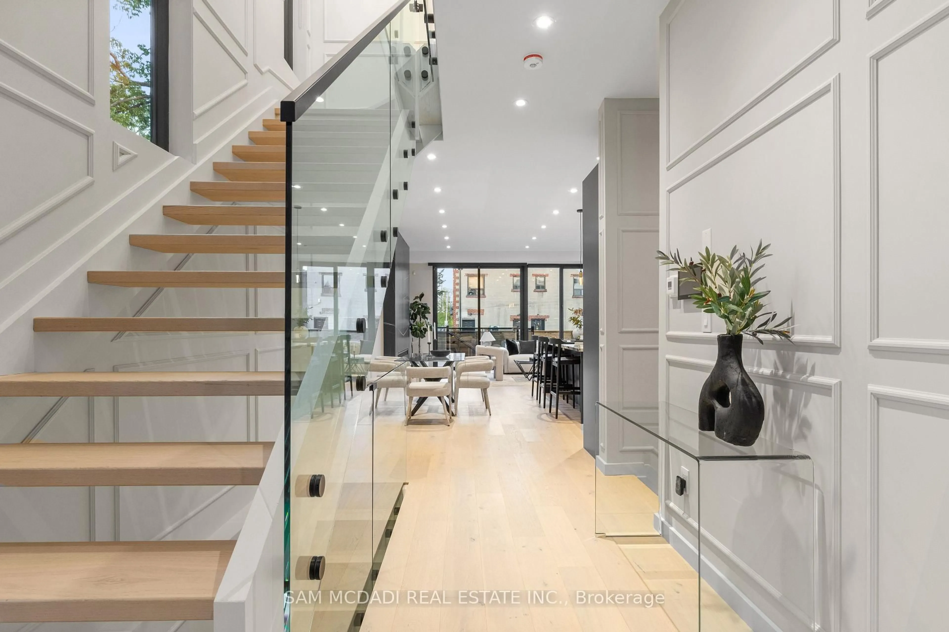 Indoor foyer for 1090 Ella Ave, Mississauga Ontario L5E 1H5