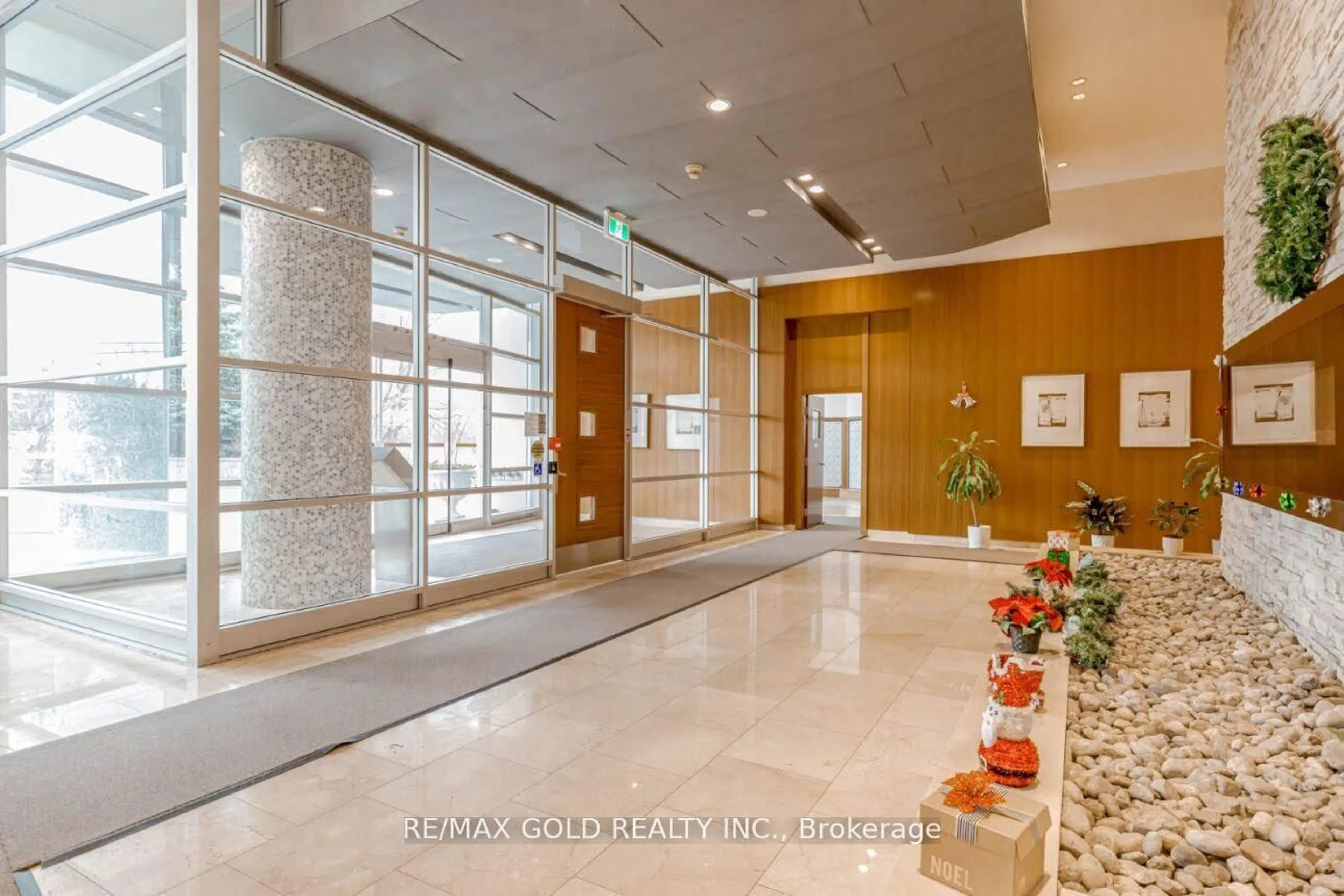 Indoor foyer for 220 Burnhamthorpe Rd #2102, Mississauga Ontario L5B 4N4