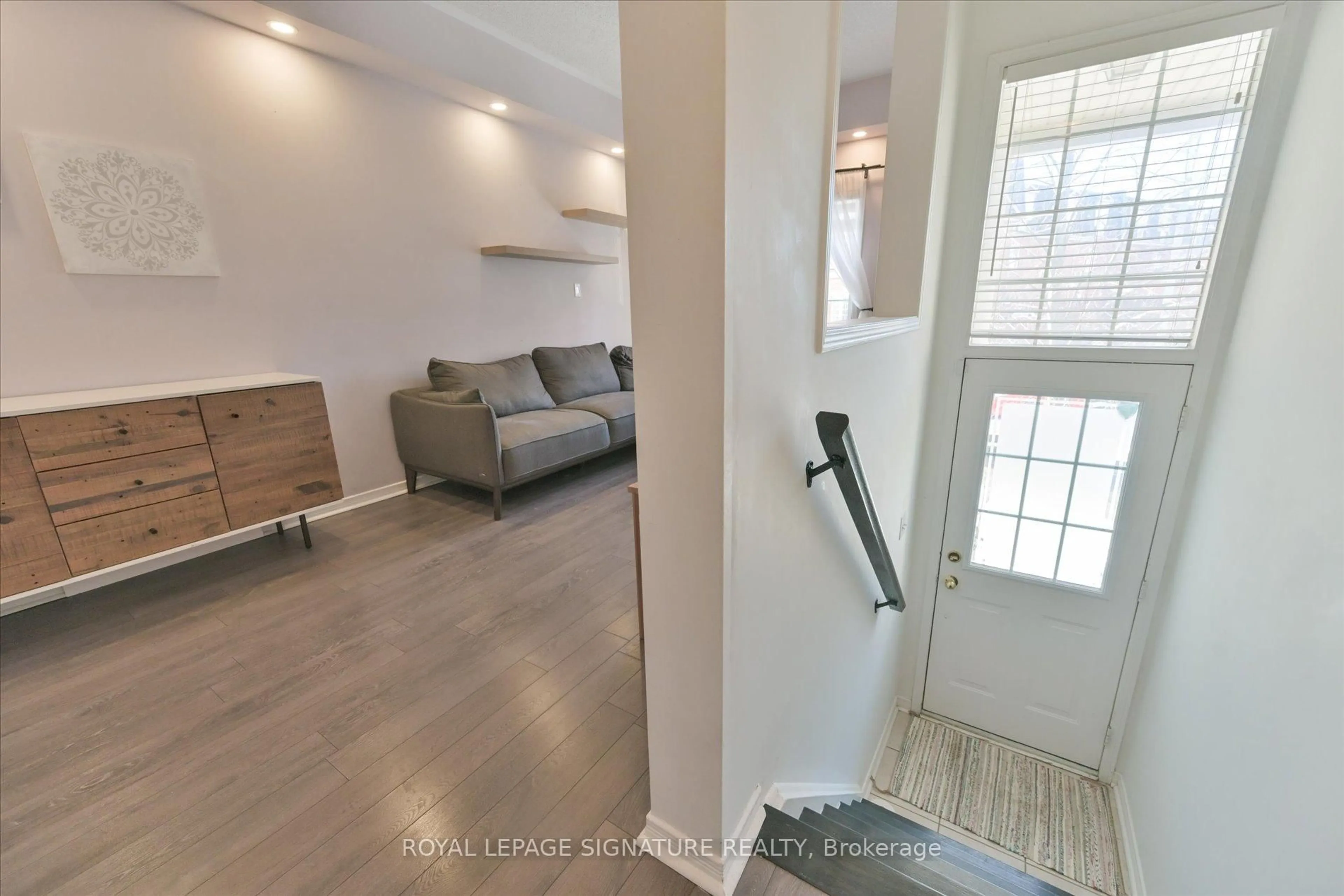 Indoor entryway for 435 Hensal Circ #11, Mississauga Ontario L5A 4P1