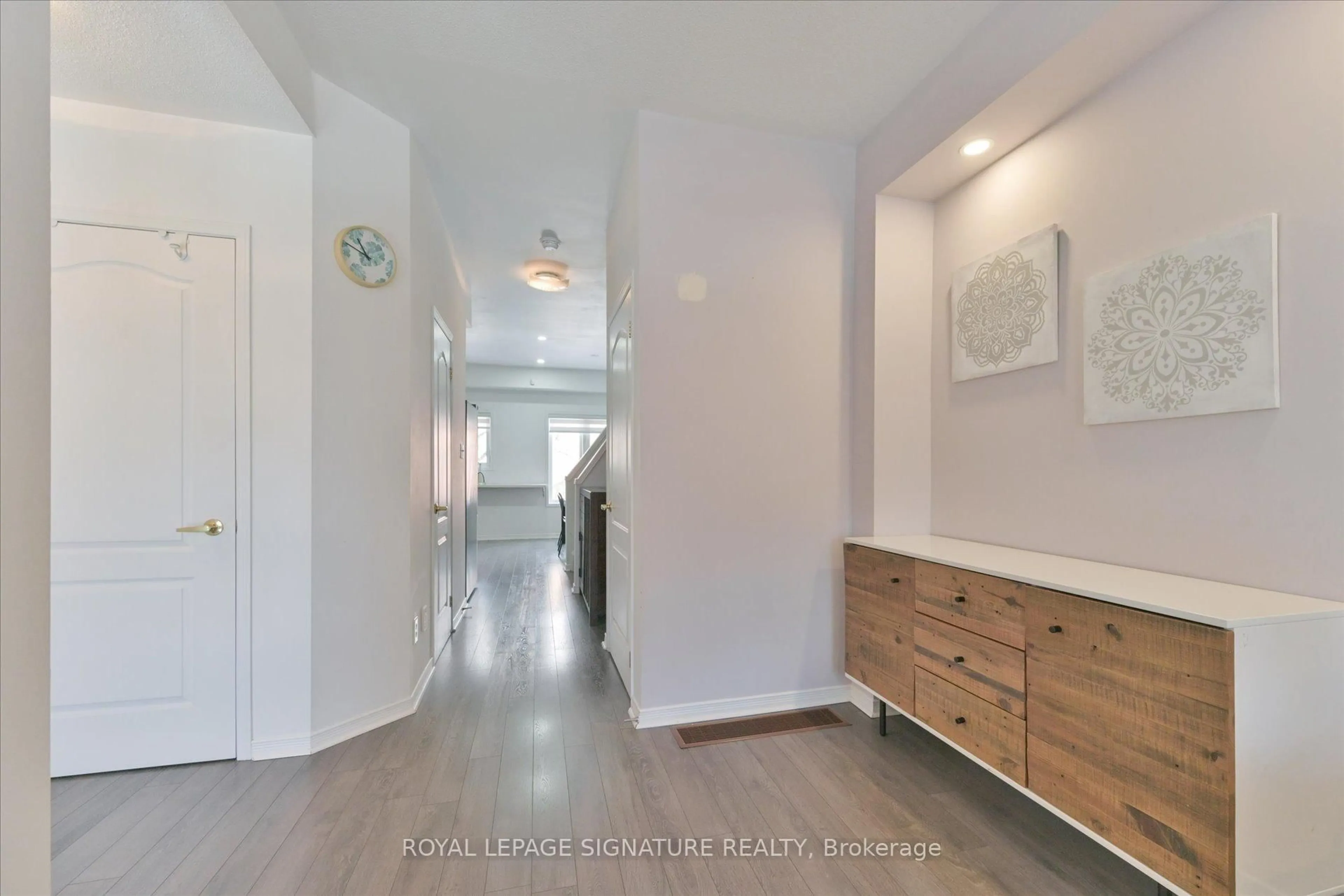 Indoor entryway for 435 Hensal Circ #11, Mississauga Ontario L5A 4P1