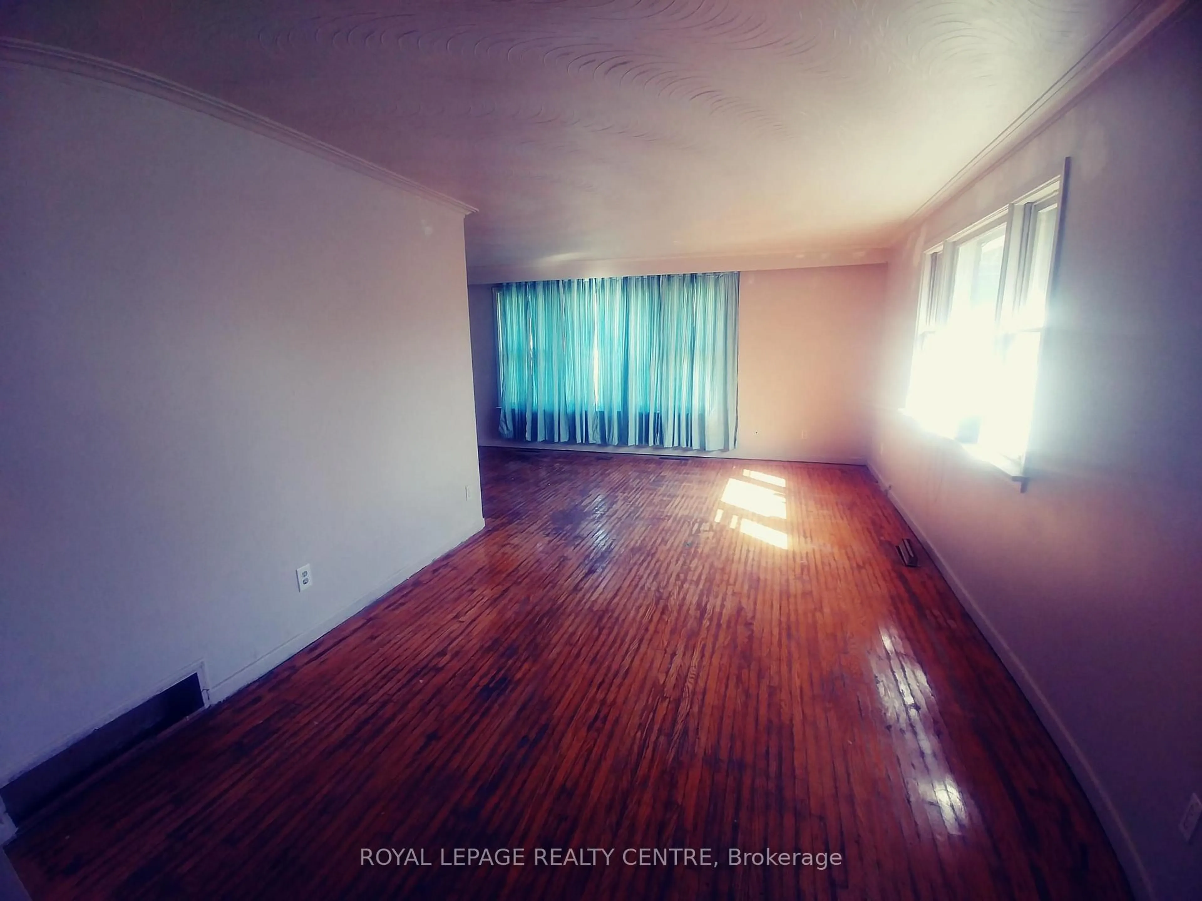 A pic of a room for 1534 Cawthra Rd, Mississauga Ontario L5G 4L3