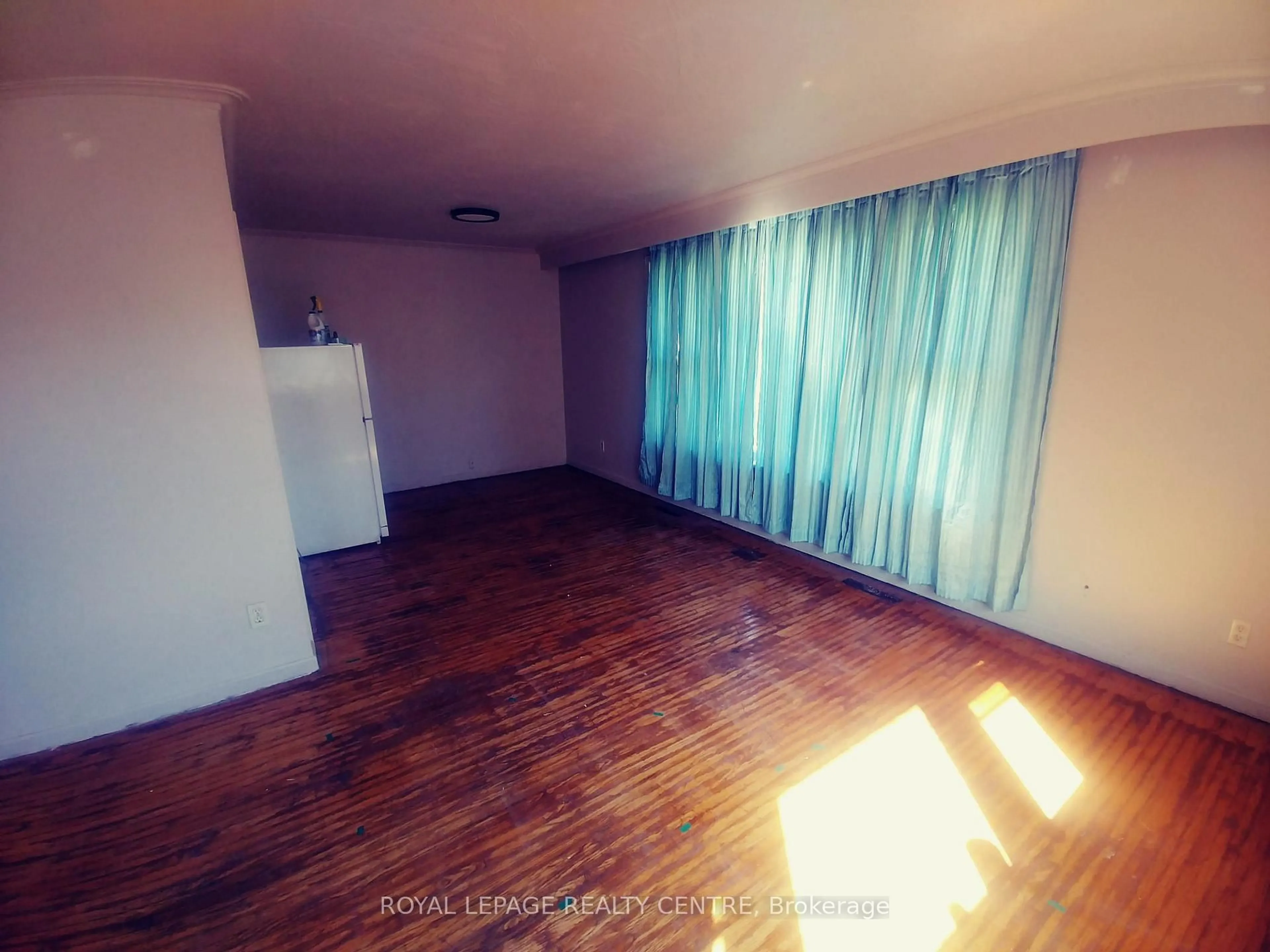 A pic of a room for 1534 Cawthra Rd, Mississauga Ontario L5G 4L3