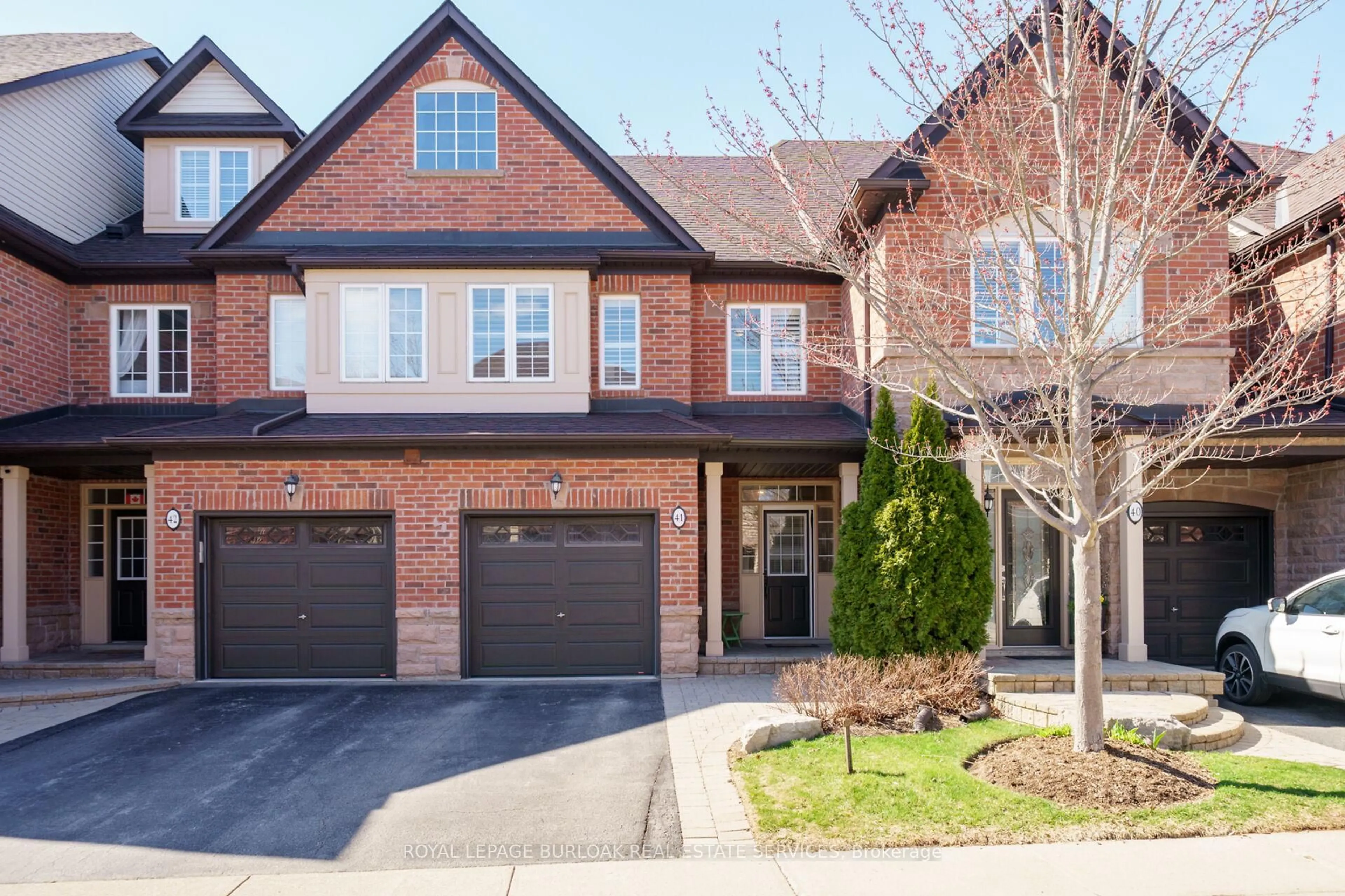 Home with brick exterior material, street for 300 Ravineview Way #41, Oakville Ontario L6H 7J2
