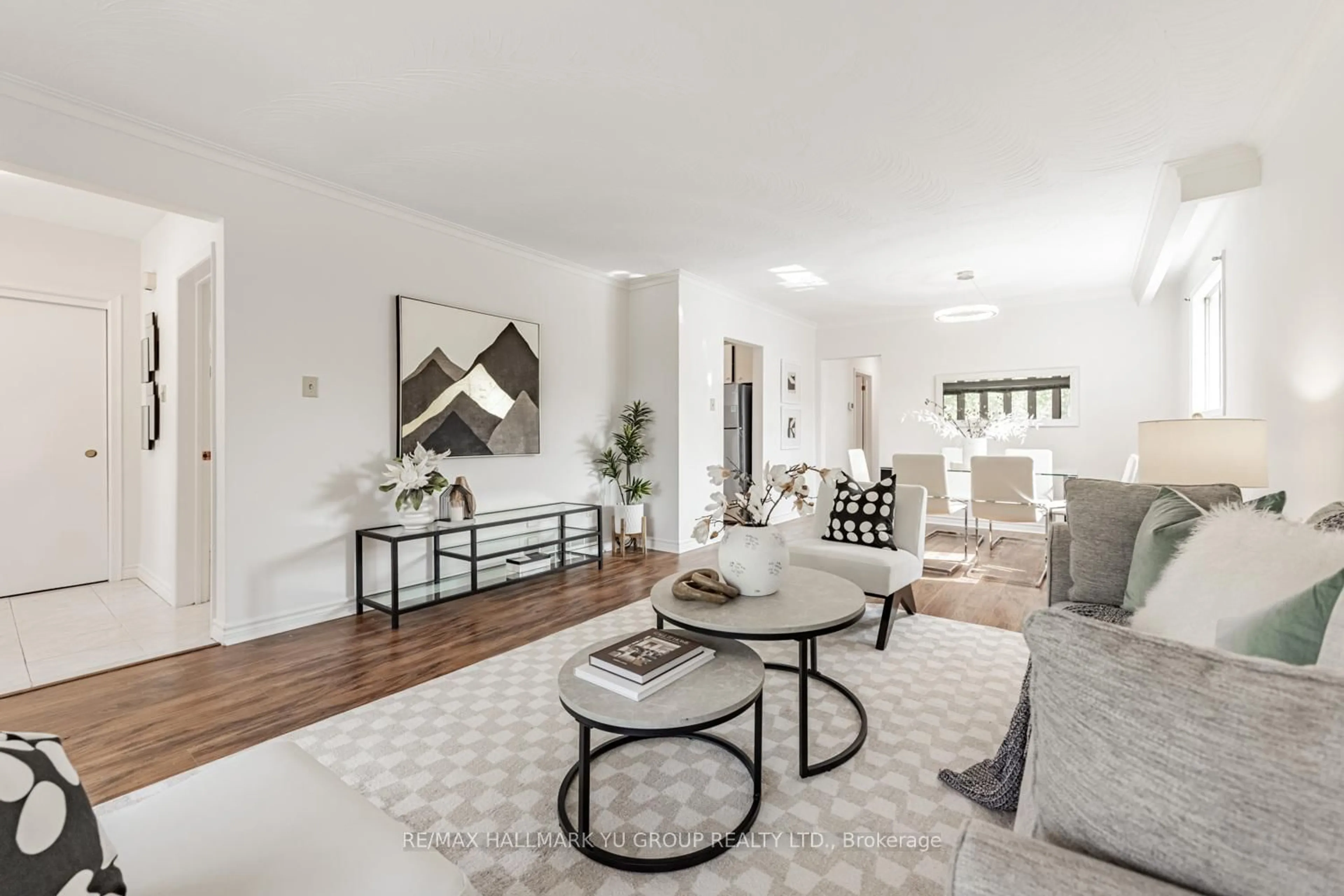 Living room with furniture, unknown for 7137 Madiera Rd, Mississauga Ontario L4T 3A7