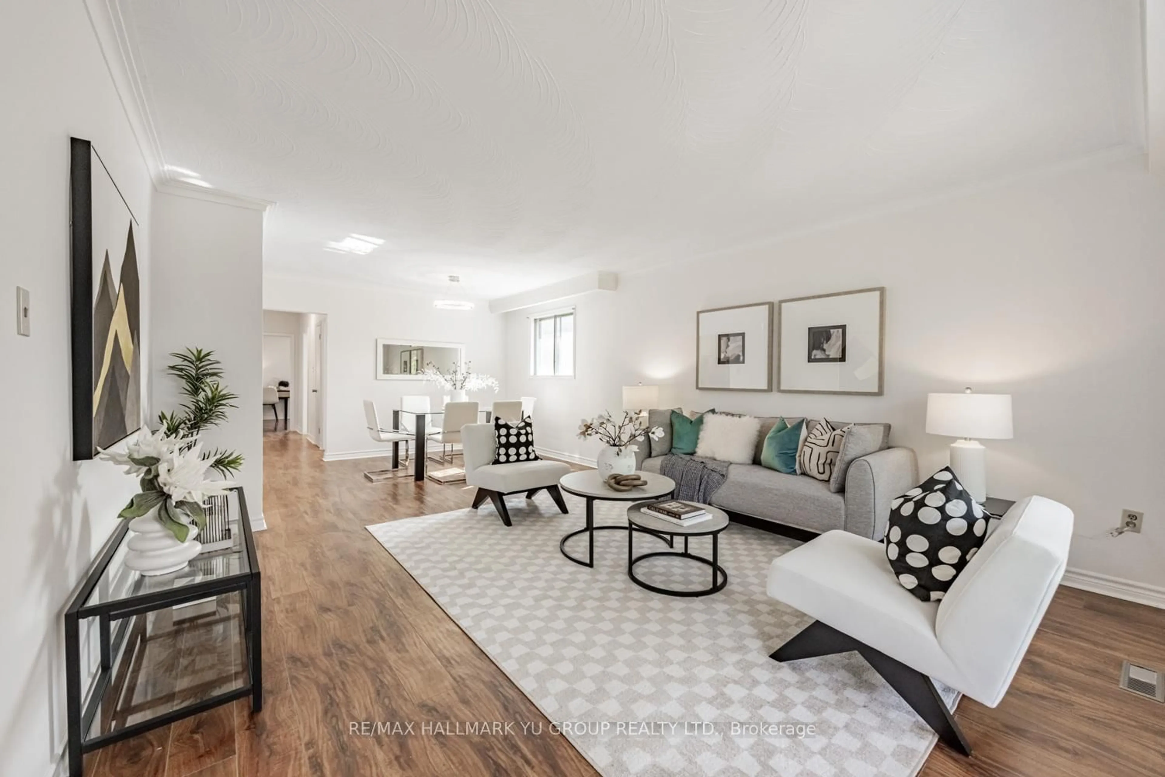 Living room with furniture, unknown for 7137 Madiera Rd, Mississauga Ontario L4T 3A7