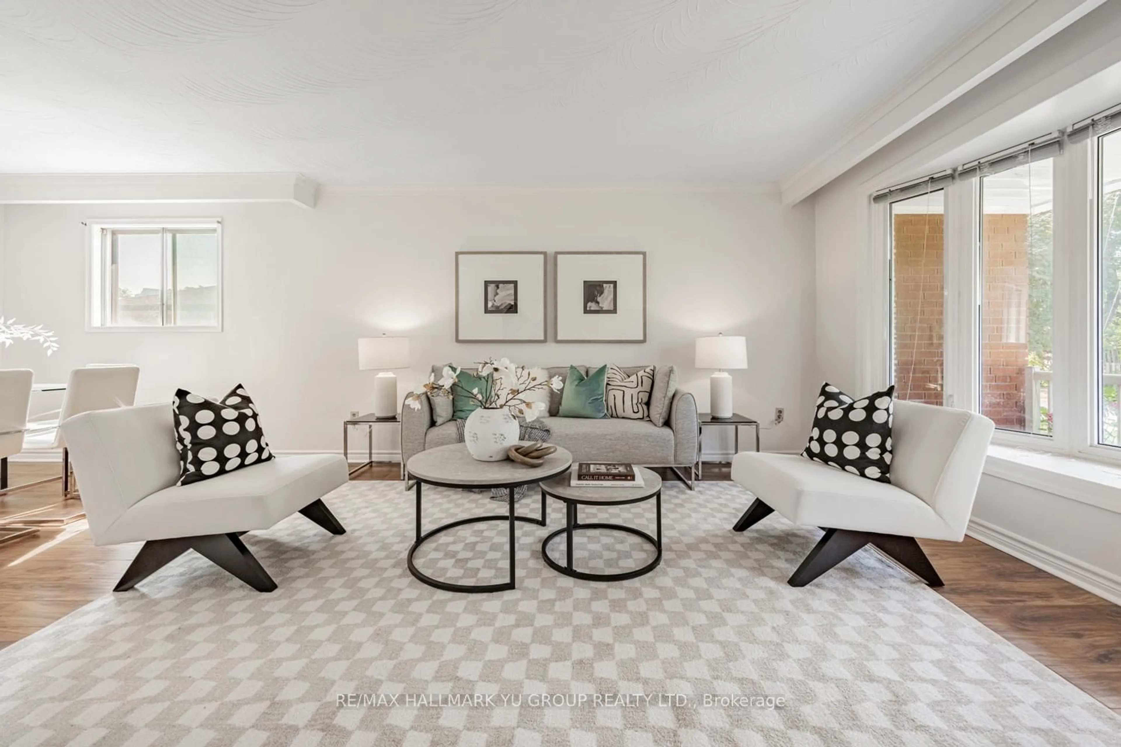 Living room with furniture, unknown for 7137 Madiera Rd, Mississauga Ontario L4T 3A7