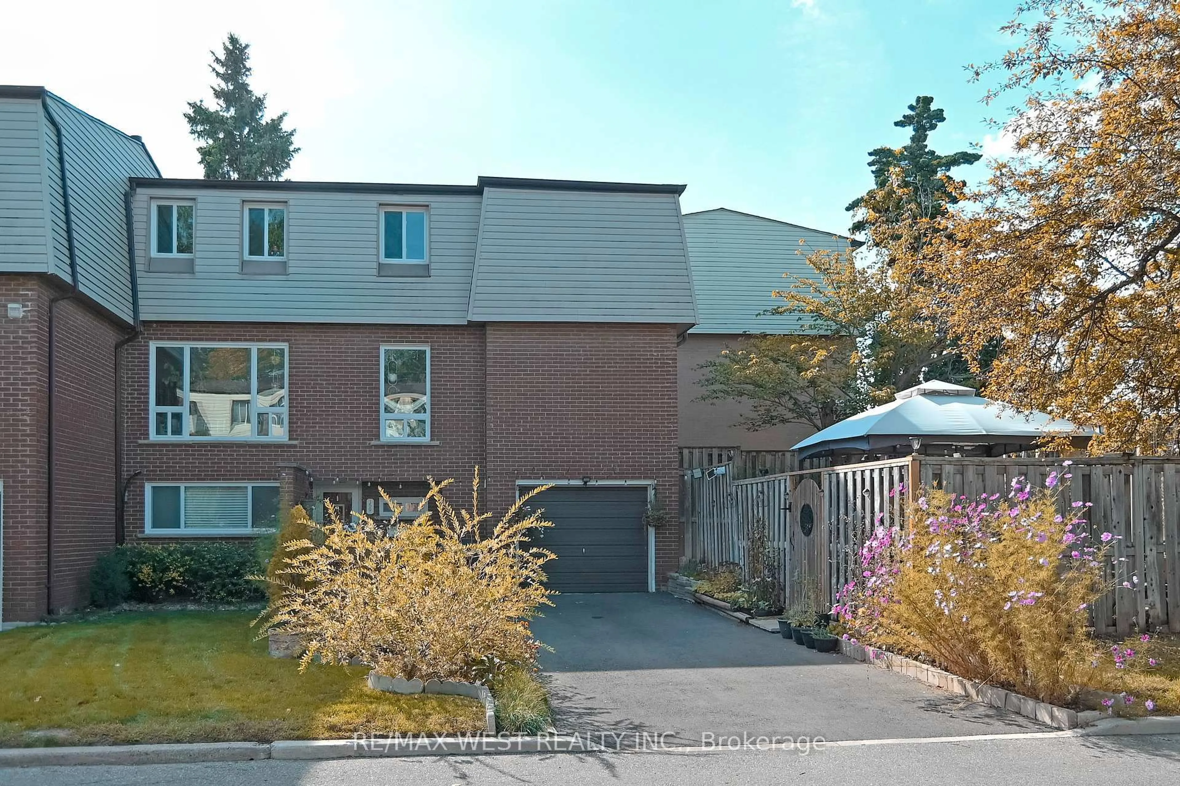 A pic from outside/outdoor area/front of a property/back of a property/a pic from drone, street for 3175 Kirwin Ave #159, Mississauga Ontario L5A 3M4