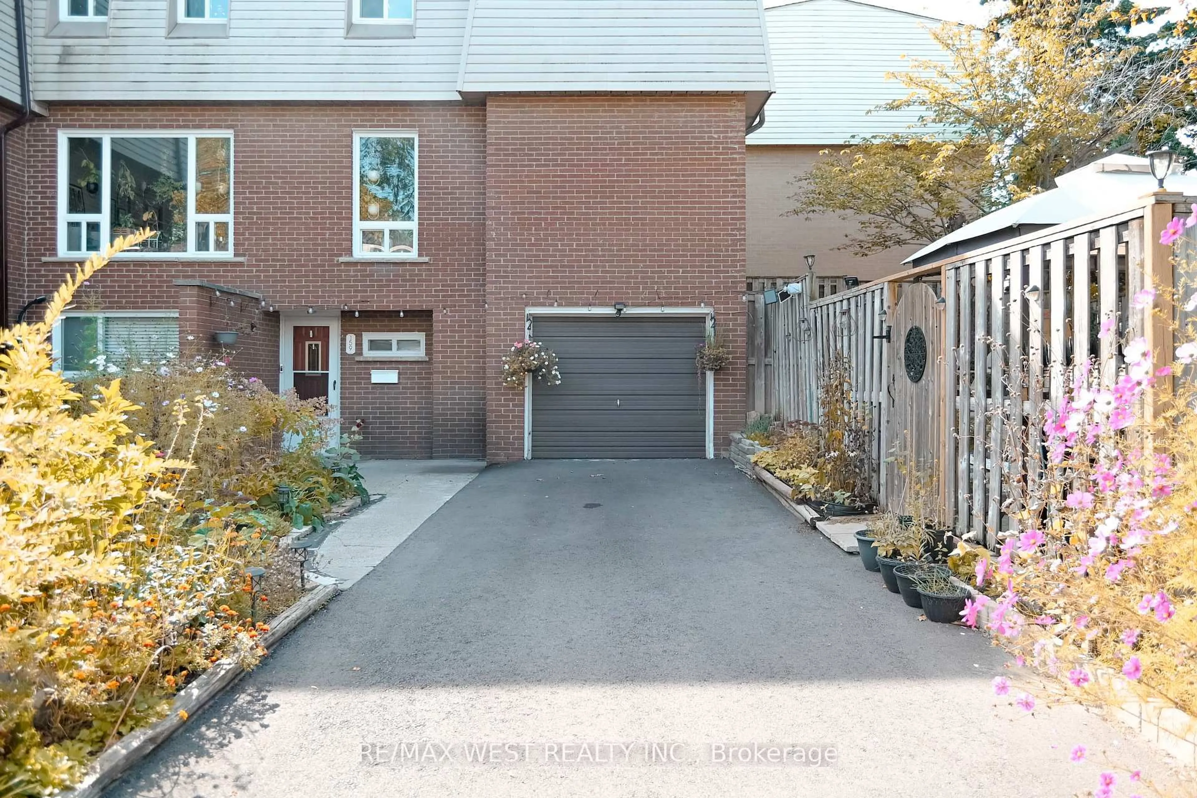 Unknown for 3175 Kirwin Ave #159, Mississauga Ontario L5A 3M4