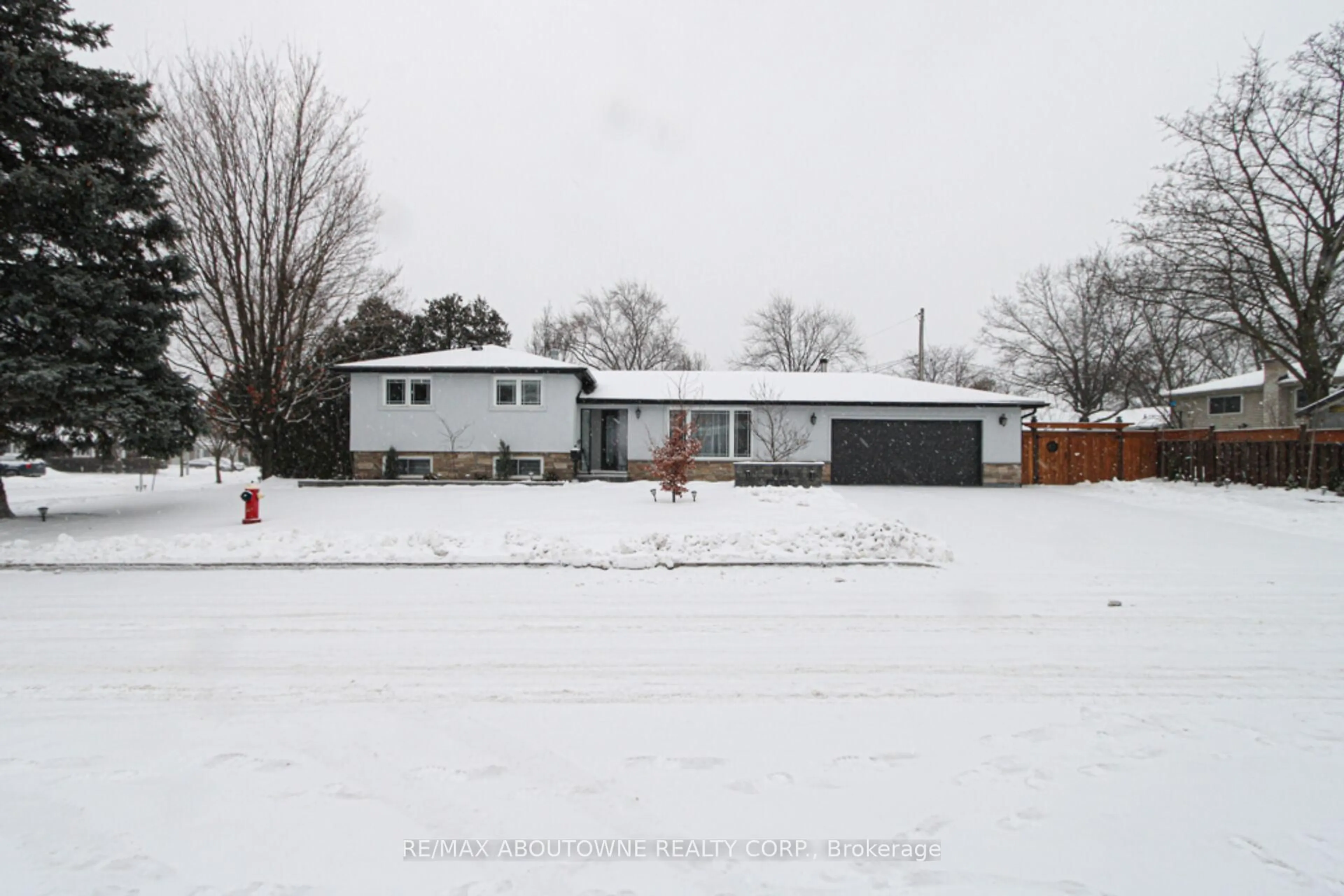 A pic from outside/outdoor area/front of a property/back of a property/a pic from drone, street for 626 Cape Ave, Burlington Ontario L7L 4M6