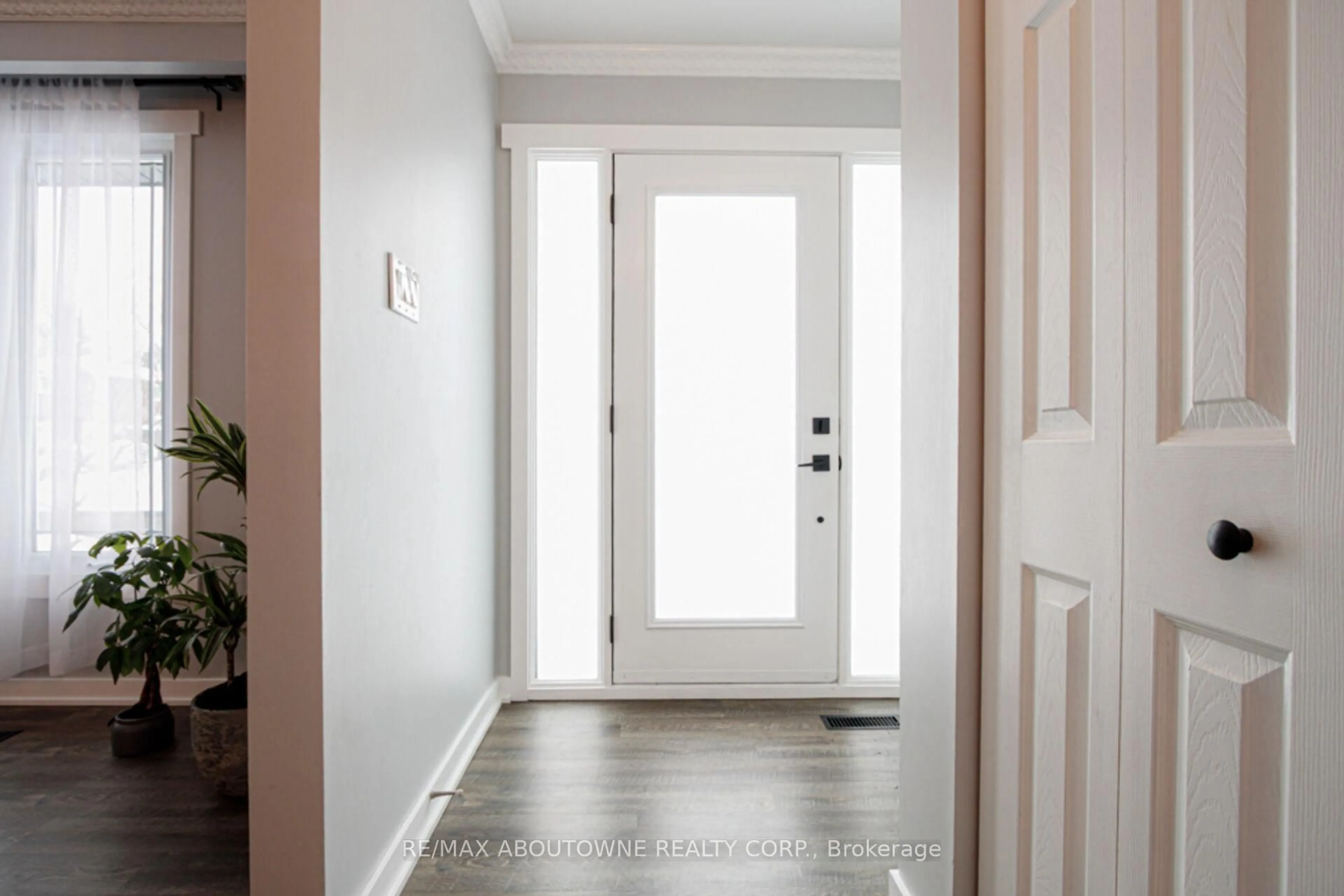 Indoor entryway for 626 Cape Ave, Burlington Ontario L7L 4M6